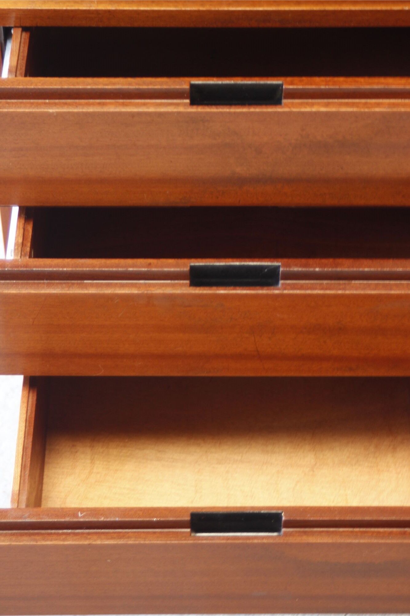 Mahogany veneer desk by Pierre Guariche for Minvielle, 1950s