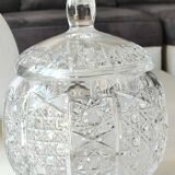 Vintage candy box/Drageoir in finely cut Bohemian crystal. Sophisticated star/brass patterns. Size 20 x 16 cm