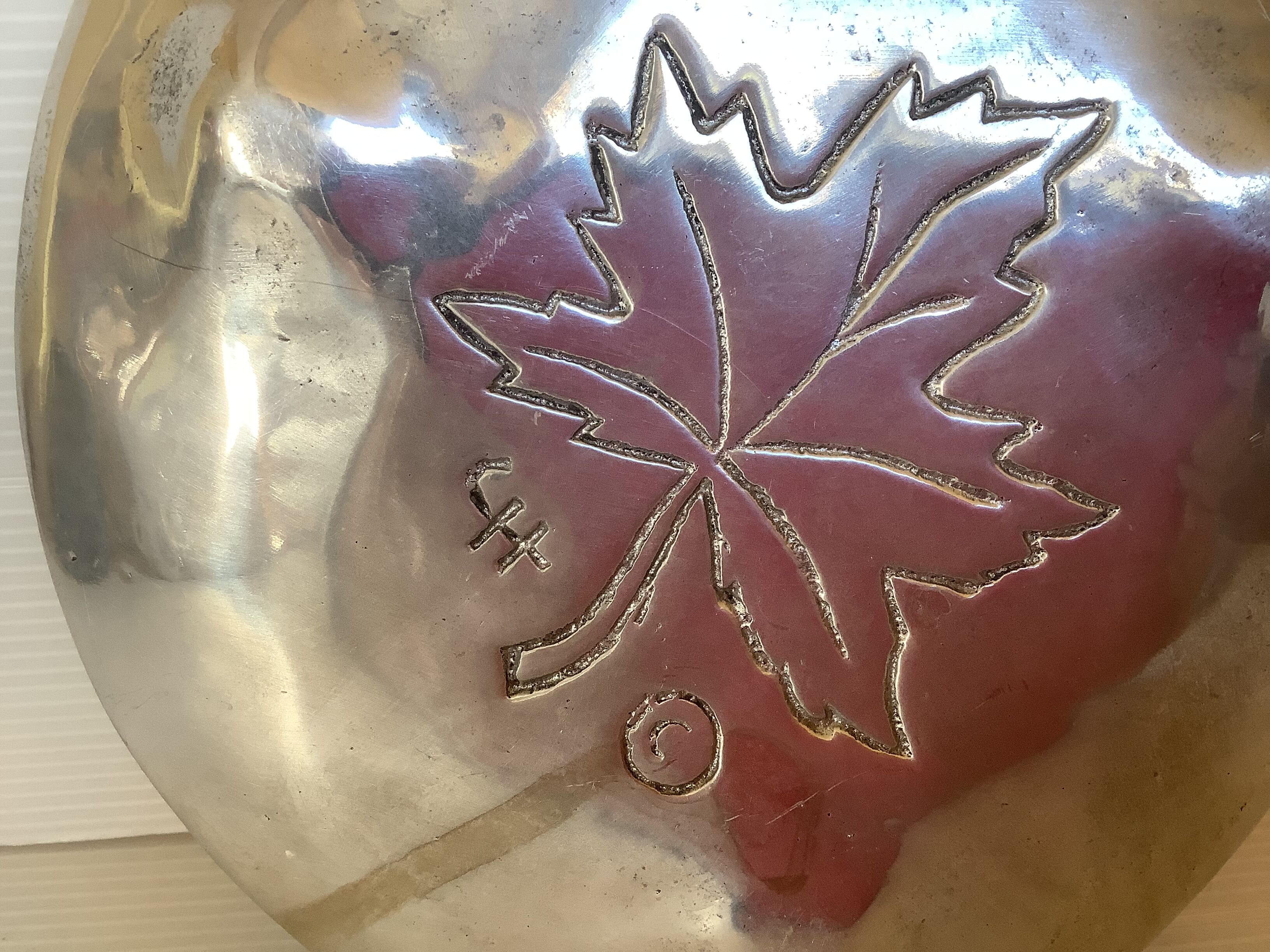 Silver tray with maple leaves in stainless steel.