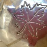 Silver tray with maple leaves in stainless steel.