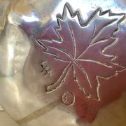 Silver tray with maple leaves in stainless steel.