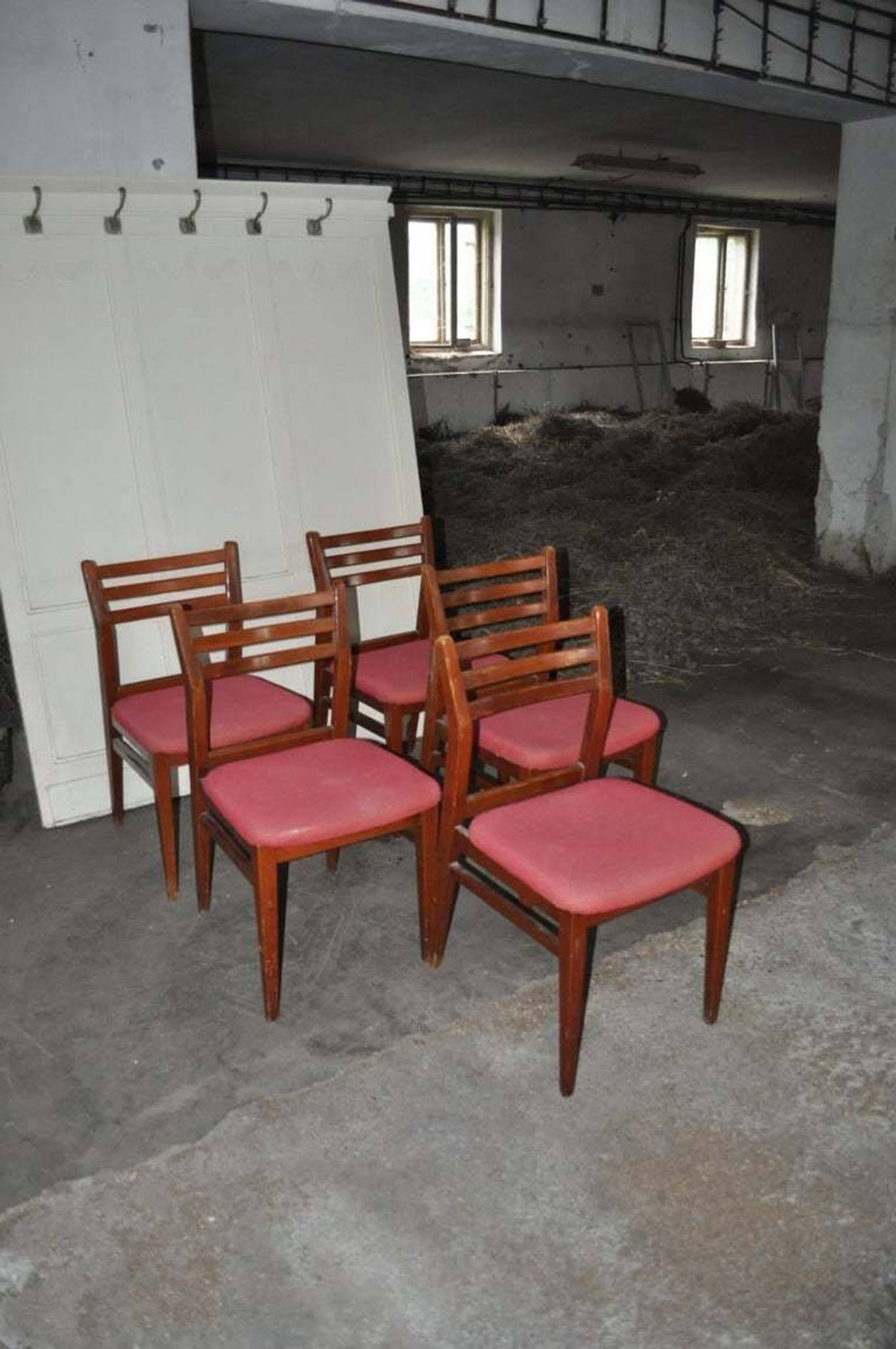 Set of 5 brown wooden chairs from the 70s, with red fabric seats - 2 with armrests.