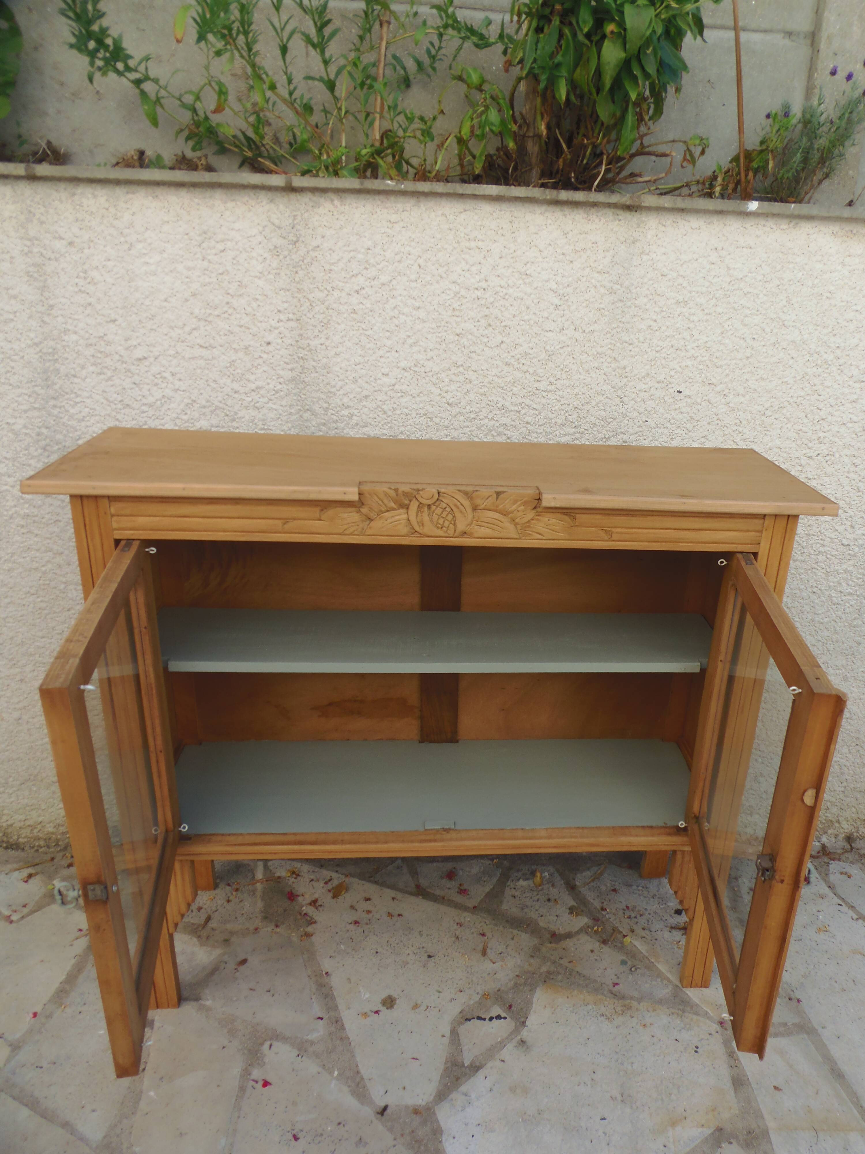 Art Deco sideboard in wood, with 2 glass doors.
