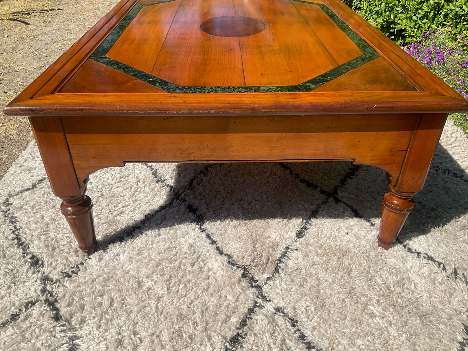 Tale basse vintage en bois massif et marqueterie de marbre
