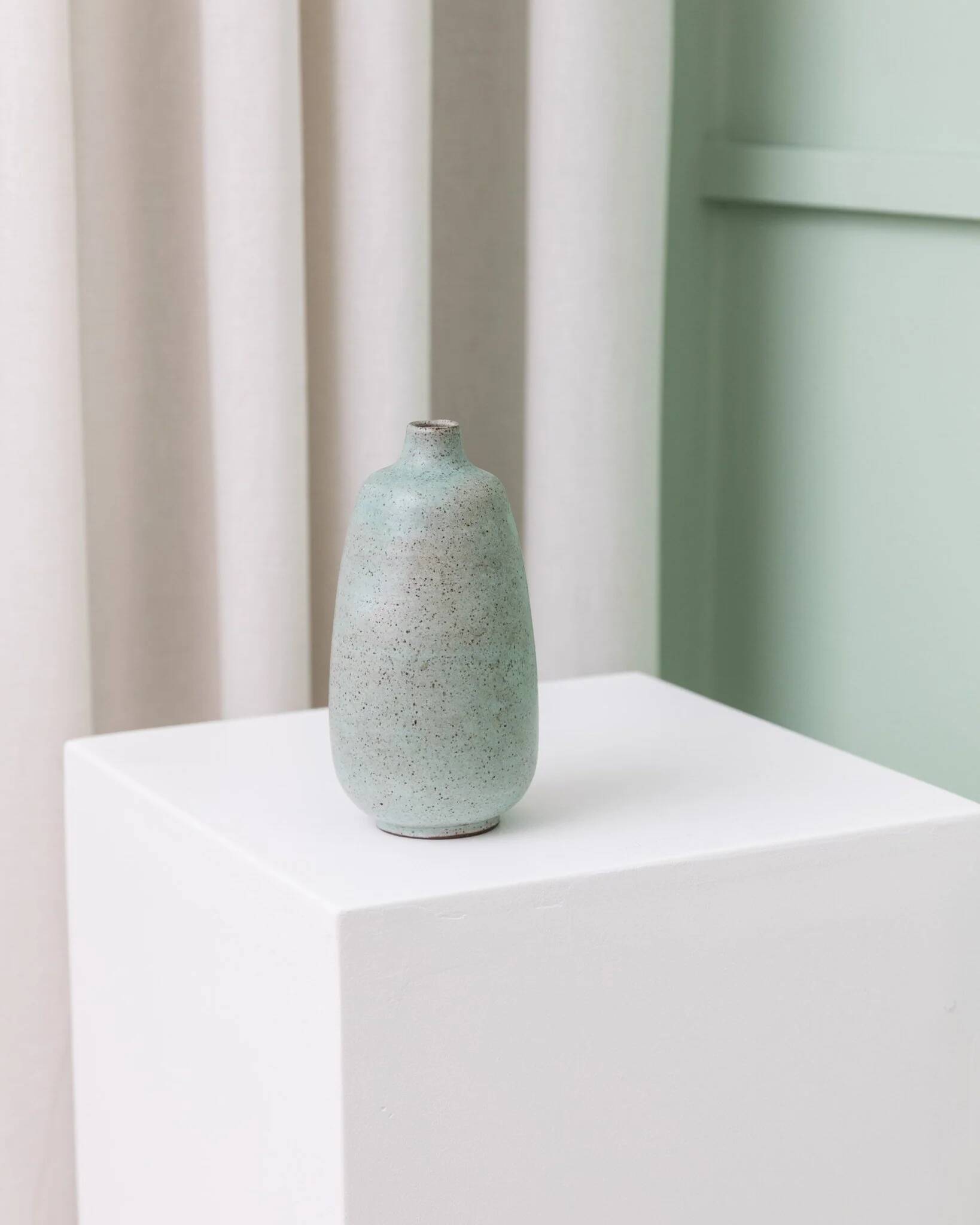 Vase en grès menthe par Carl Fischer pour PGH Bürgel – Céramique de studio organique du milieu du siècle, années 1960