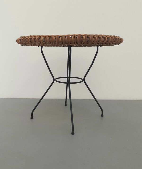 Table en rotin avec pied en métal