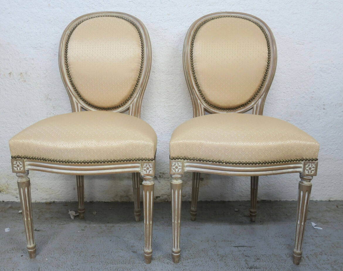Paire de chaises de style Louis XVI