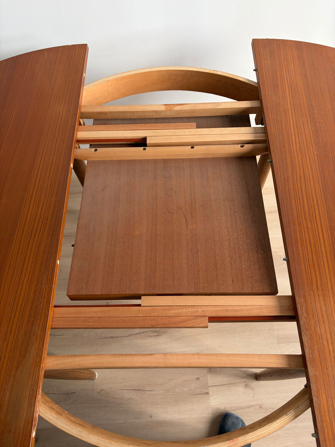 Vintage Scandinavian round table from the 50s and 60s in extendable teak with ra.