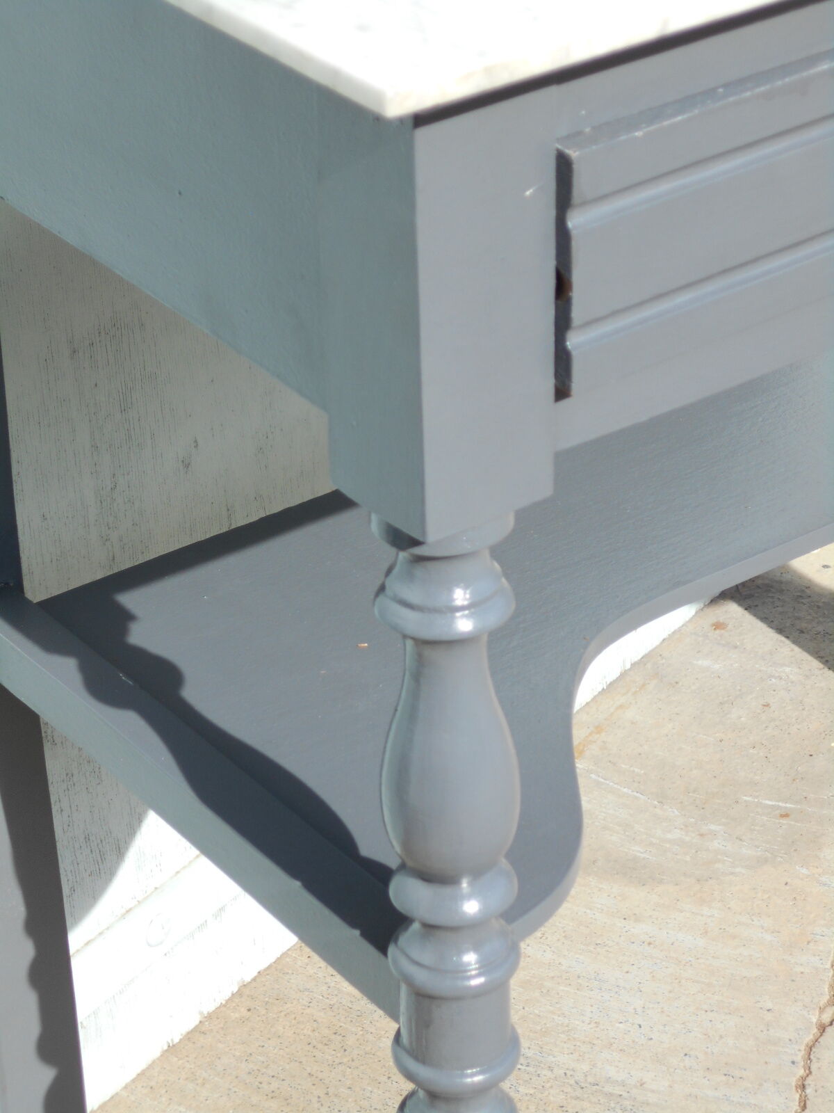 Meuble de toilette en bois et marbre blanc