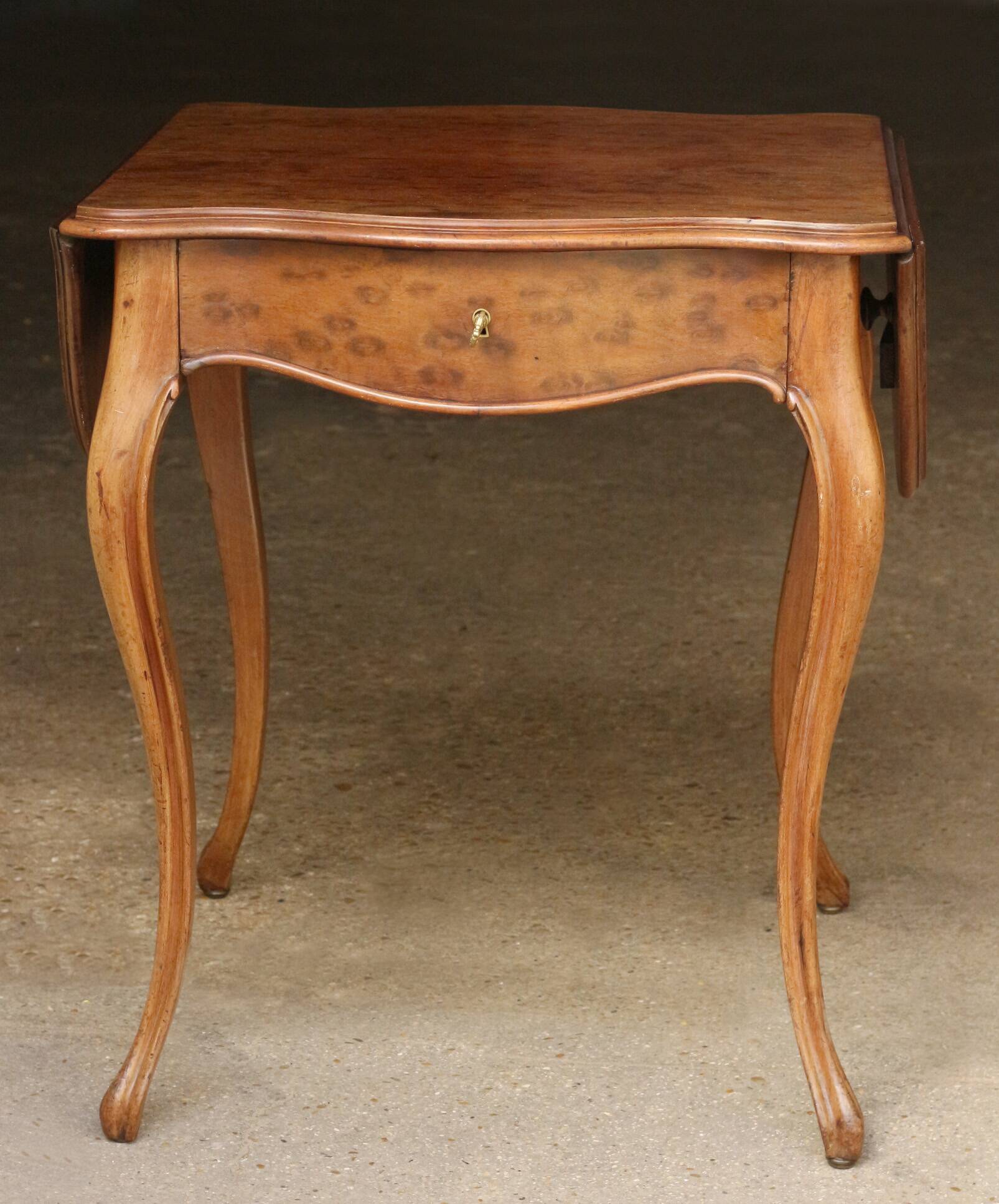 Charmante table Napoléon 3 estampillée (travail du Faubour, fin 19e).