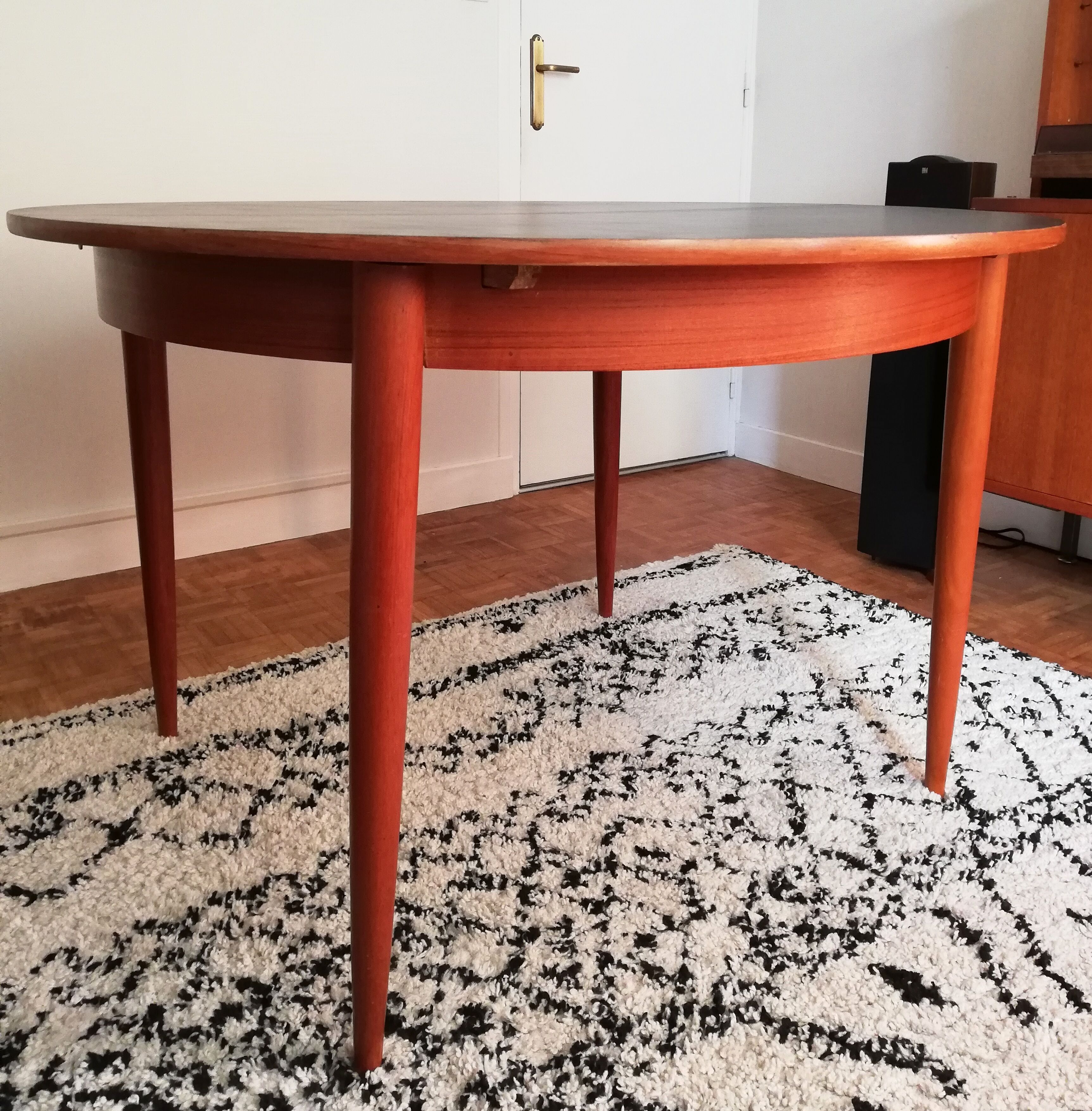 Expandable teak round table