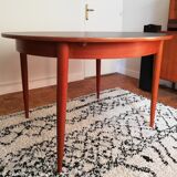 Expandable teak round table