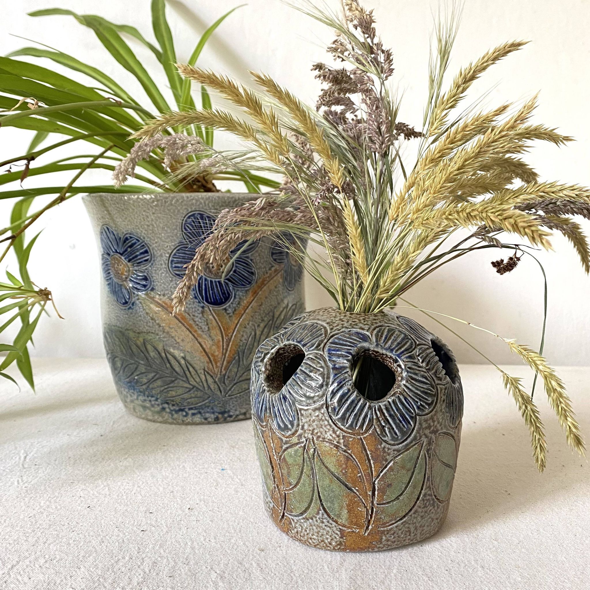 Cache pot et pique fleurs , poterie au sel , années 70