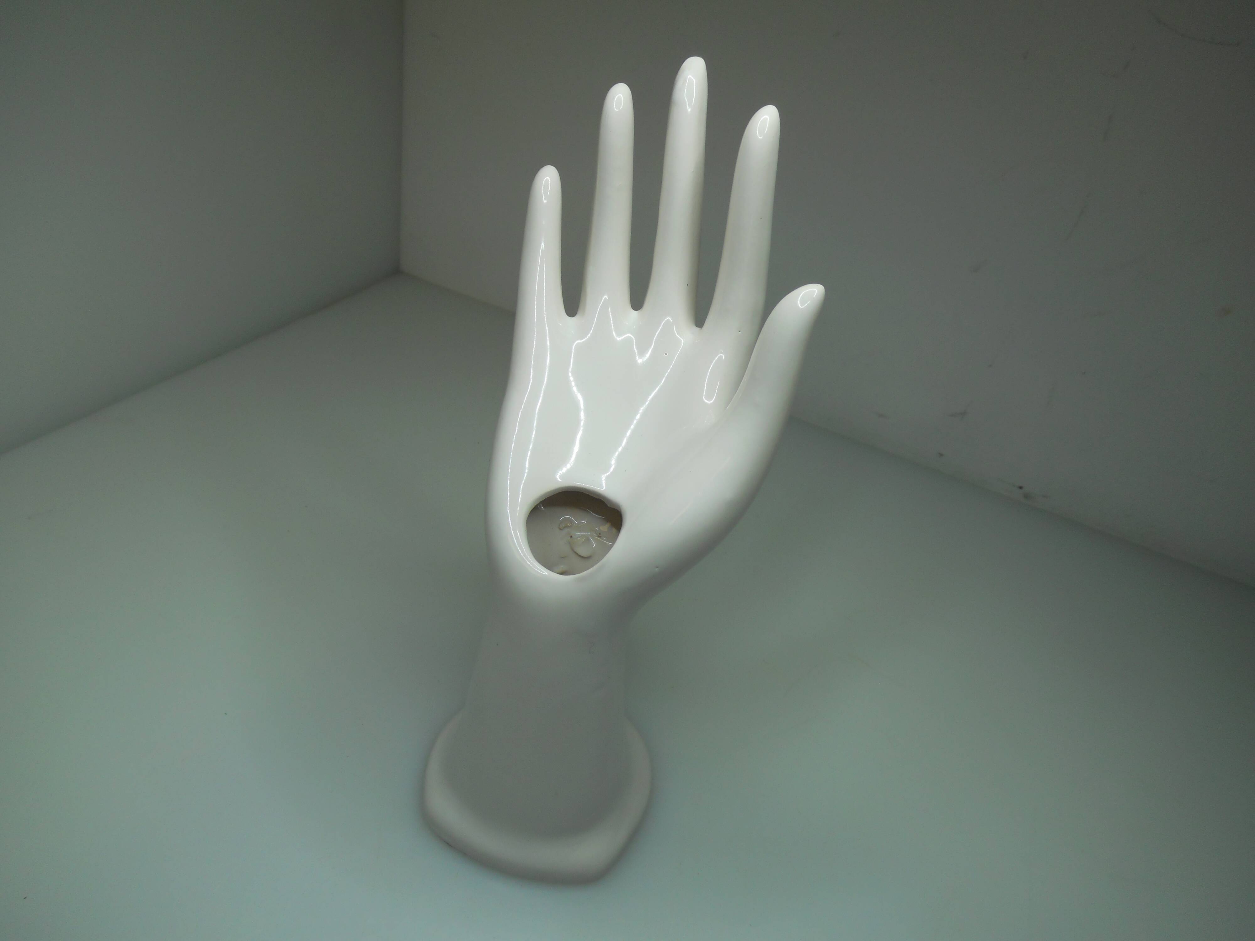 Main céramique blanche vintage