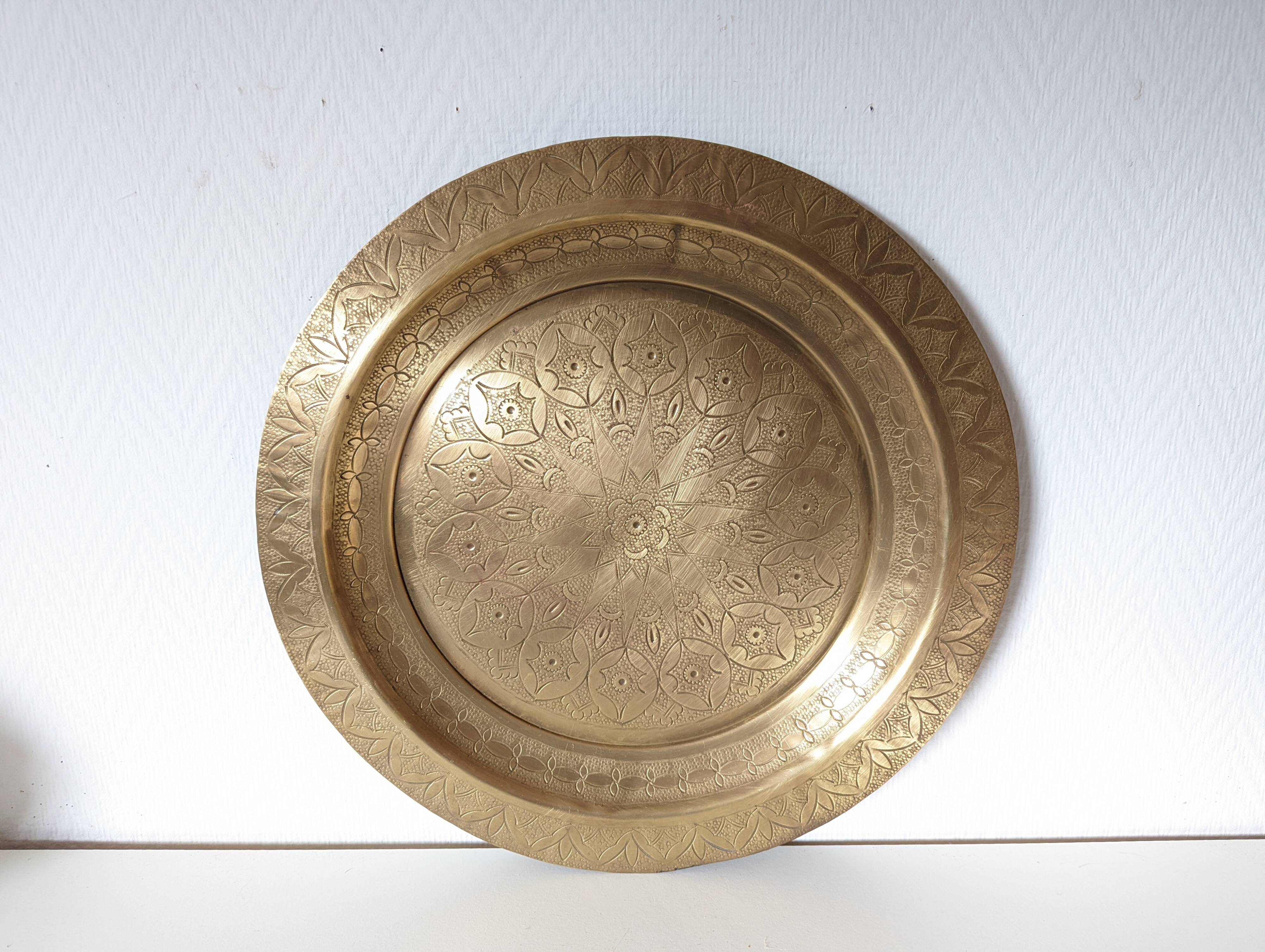 Plateau marocain gravé rond métal doré , cuivre jaune