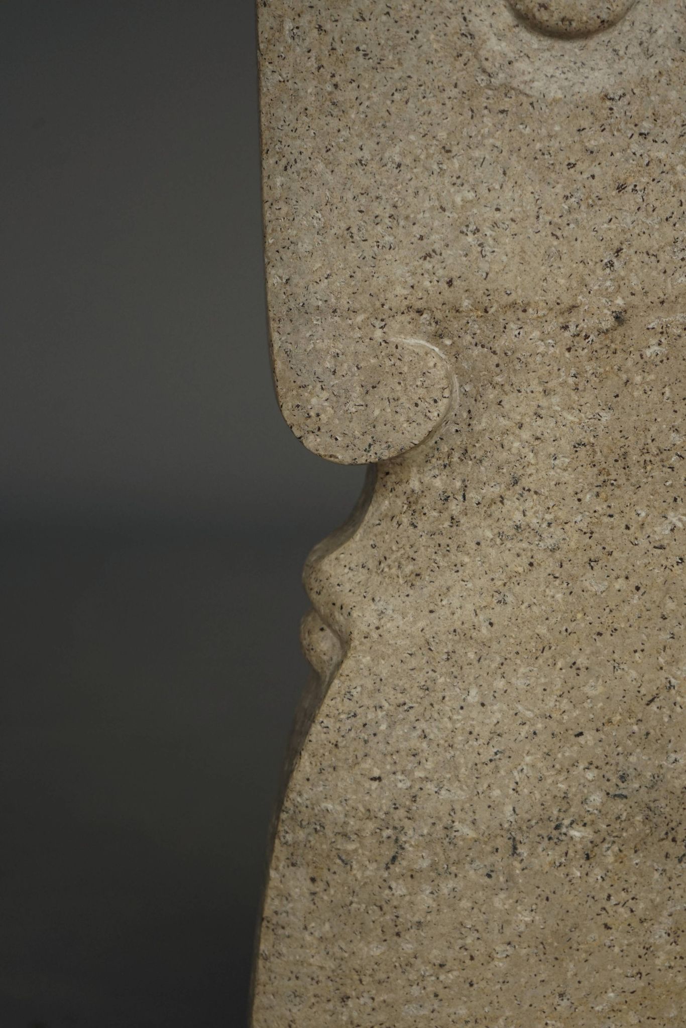 Sculpture monumentale de tête stylisée. Années 1970.