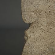 Sculpture monumentale de tête stylisée. Années 1970.