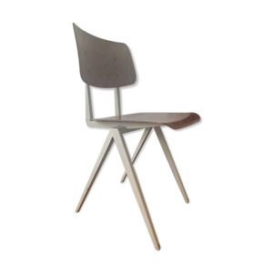 Chaise s16 par Galvanitas