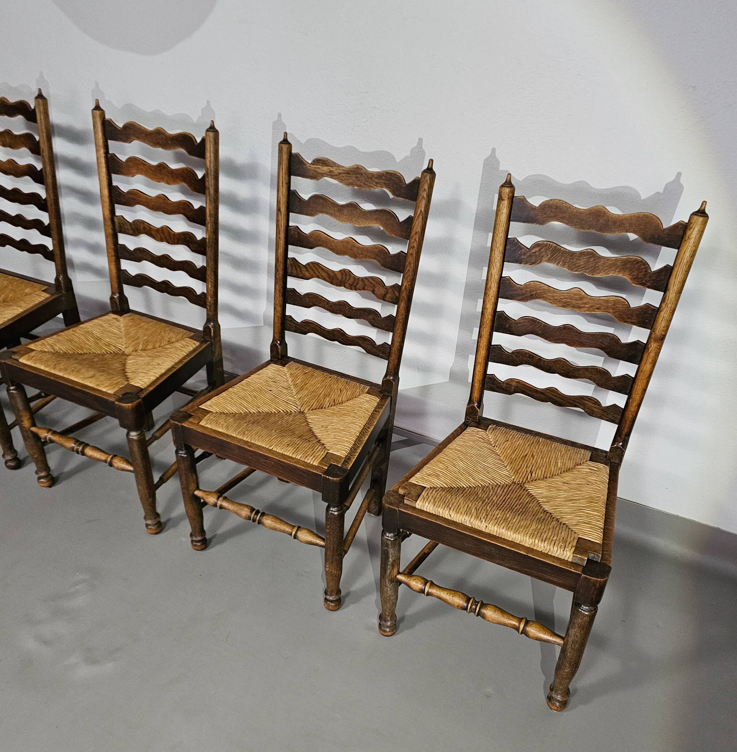 Ensemble de 4 chaises de salle à manger en chêne, rustiques, de ferme, à dossier en échelle avec sièges en jonc, années 1960