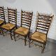Ensemble de 4 chaises de salle à manger en chêne, rustiques, de ferme, à dossier en échelle avec sièges en jonc, années 1960