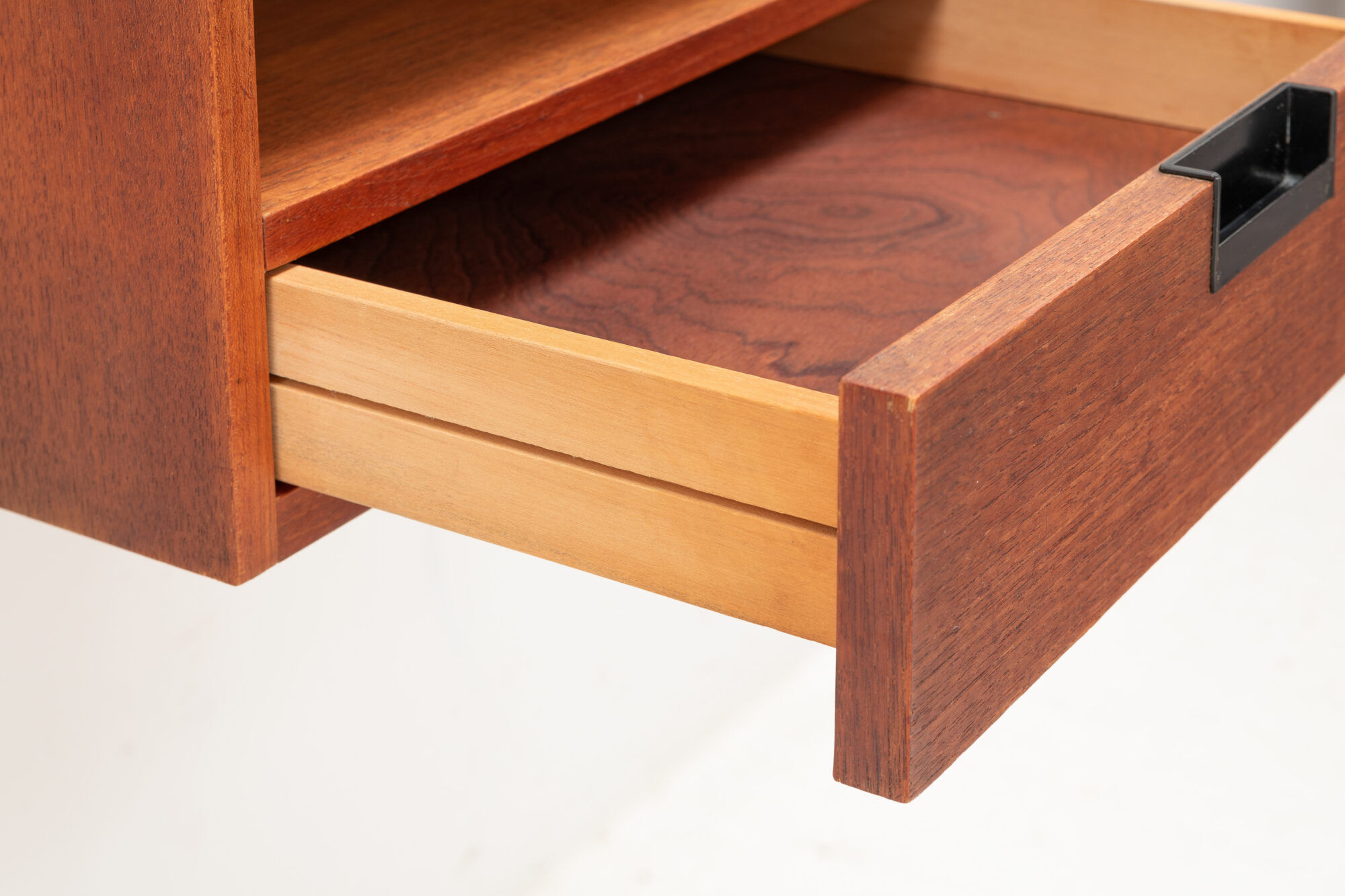 Night stands by Cees Braakman