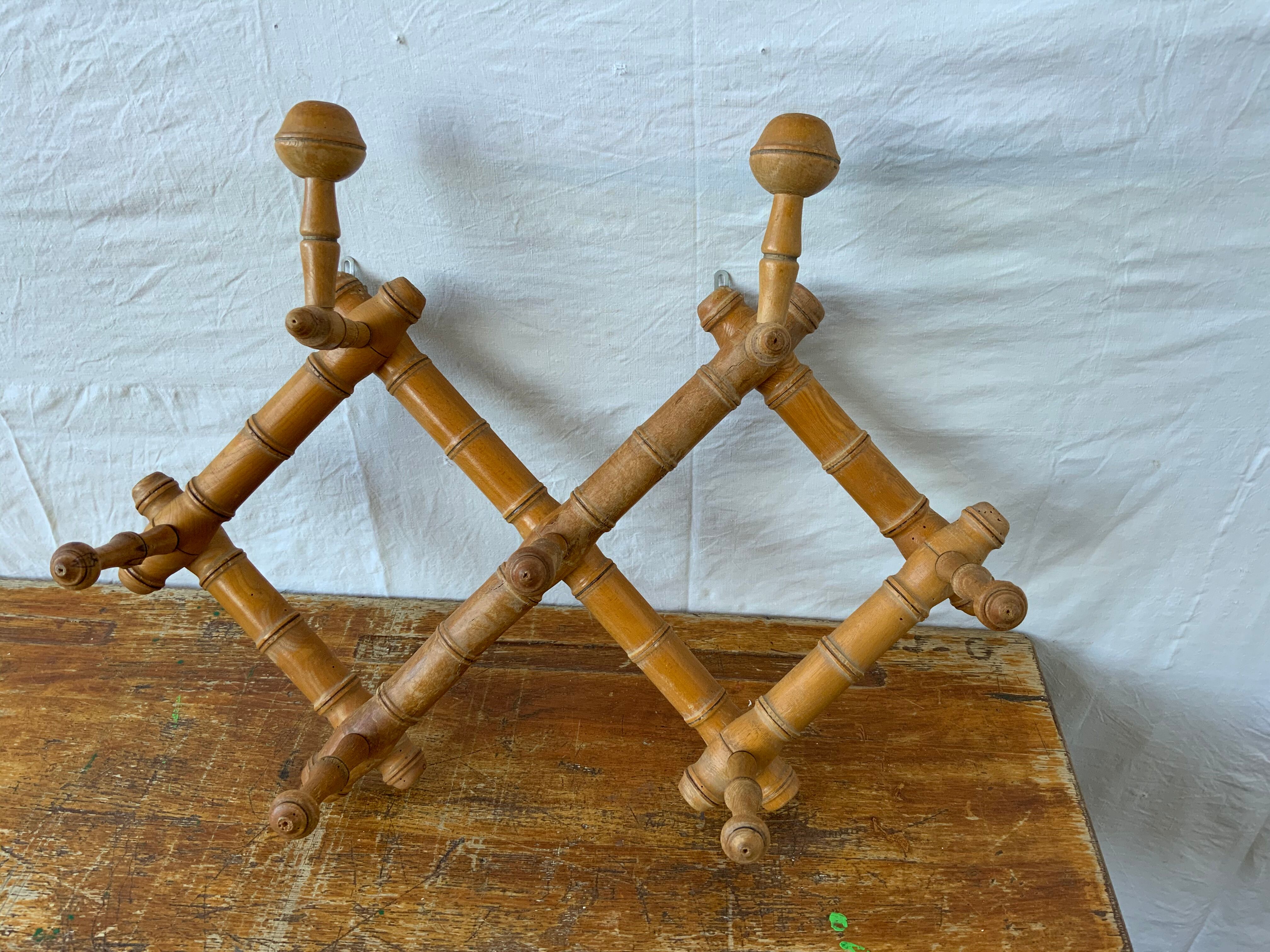 Wall accordion coat hanger