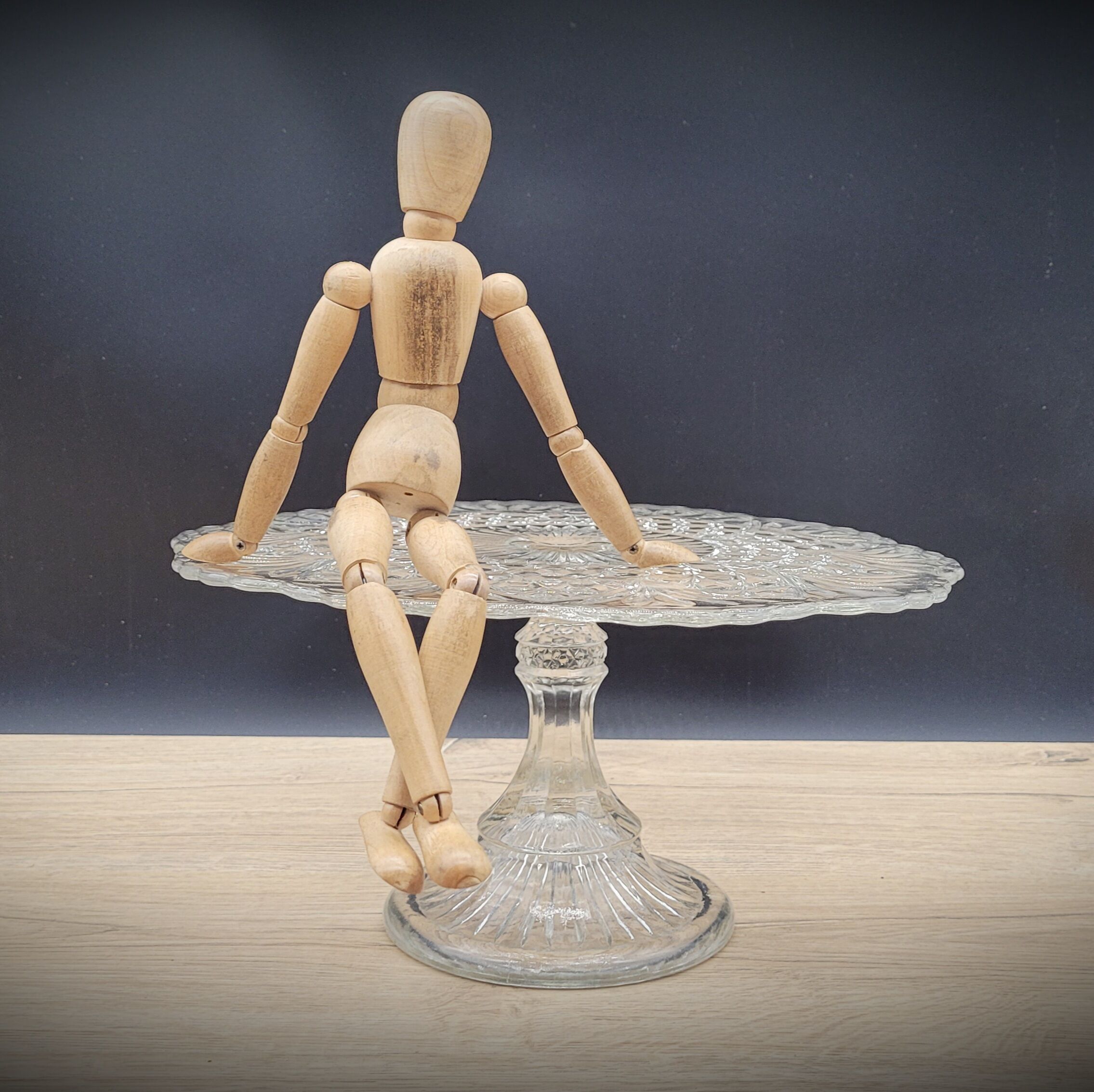 Pie dish or cake on foot transparent molded glass