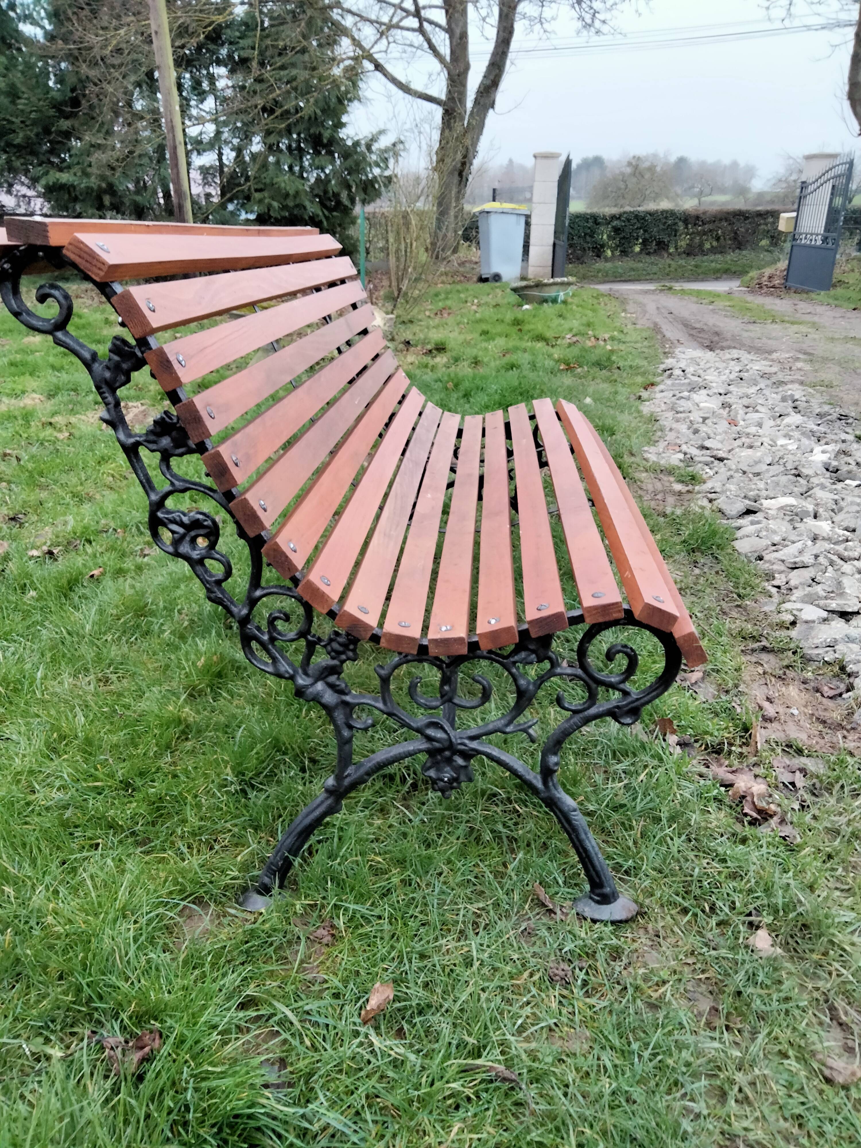 Old garden bench with vintage cast iron legs xxeme