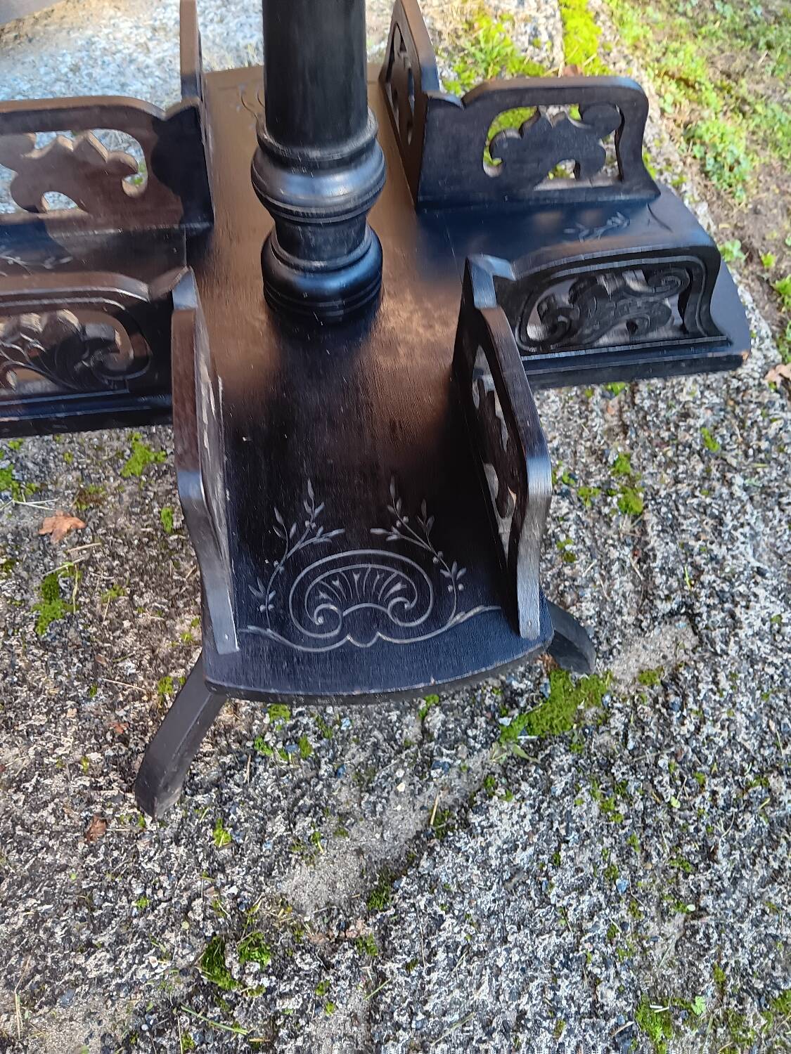 Napoleon III pedestal table