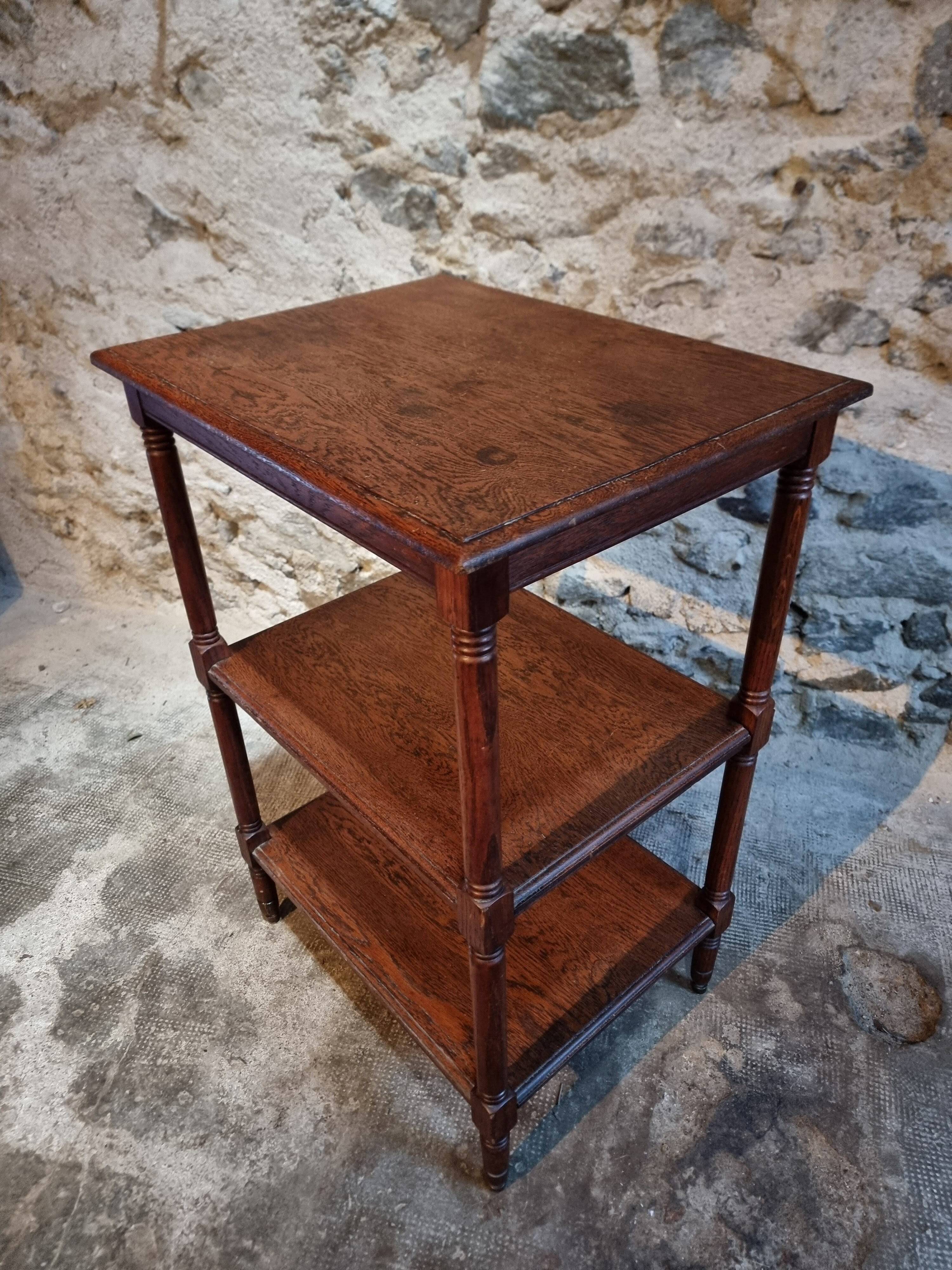 Vintage 1920s side table – Three-tiered shelf in French oak with turned legs.