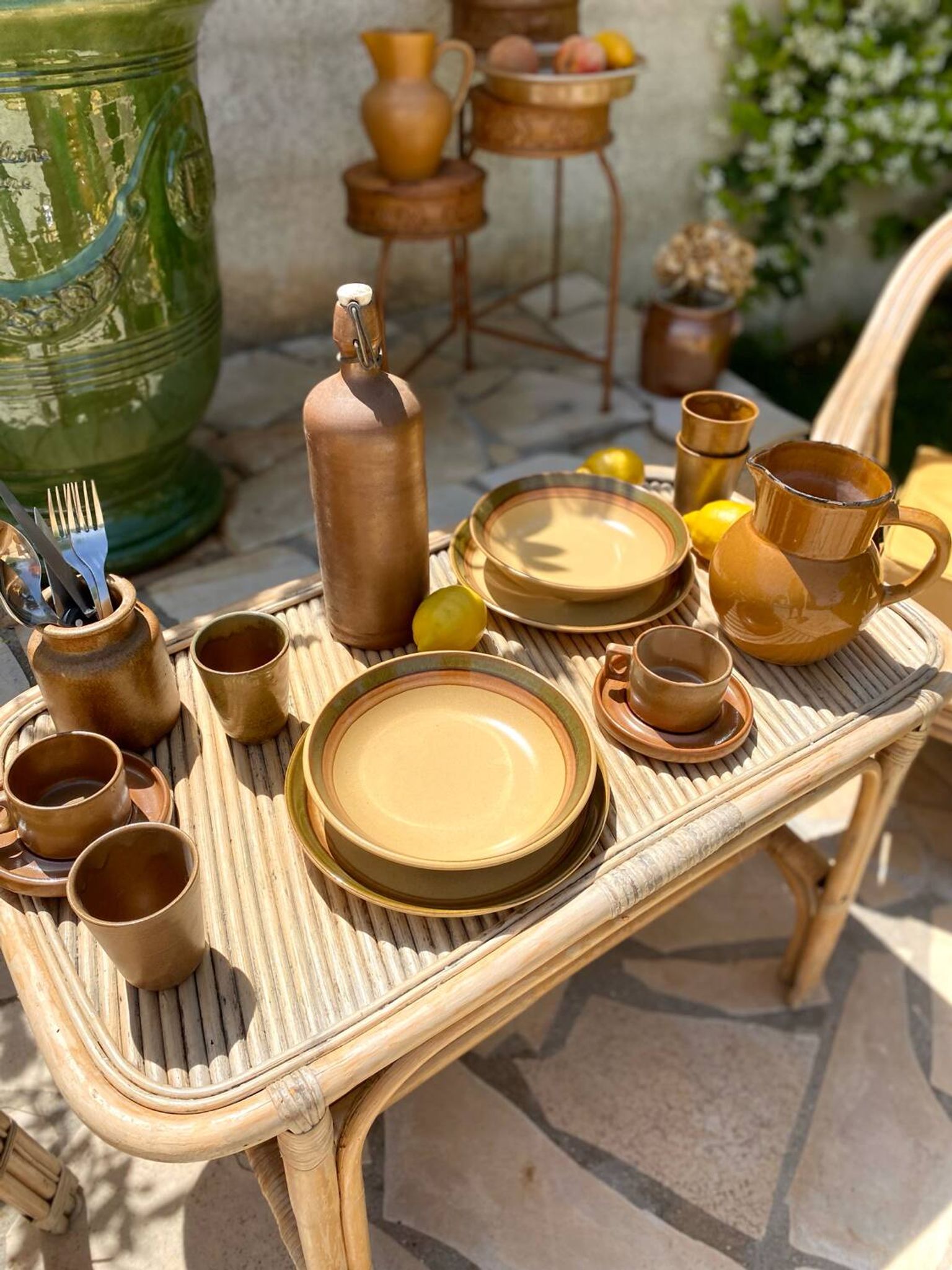 Pair of flat and deep plates in antique stoneware
