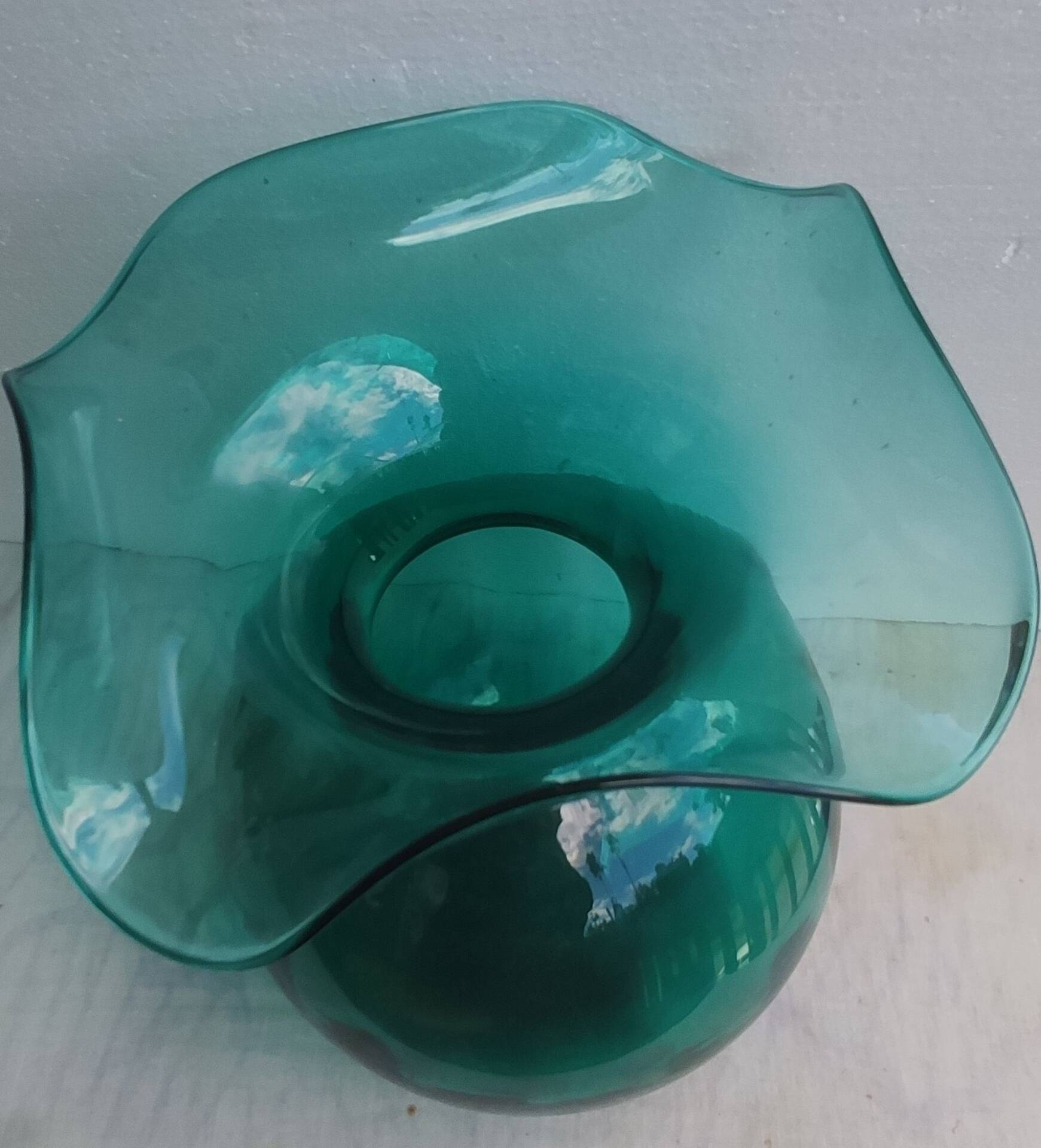 Vase en verre soufflé vert