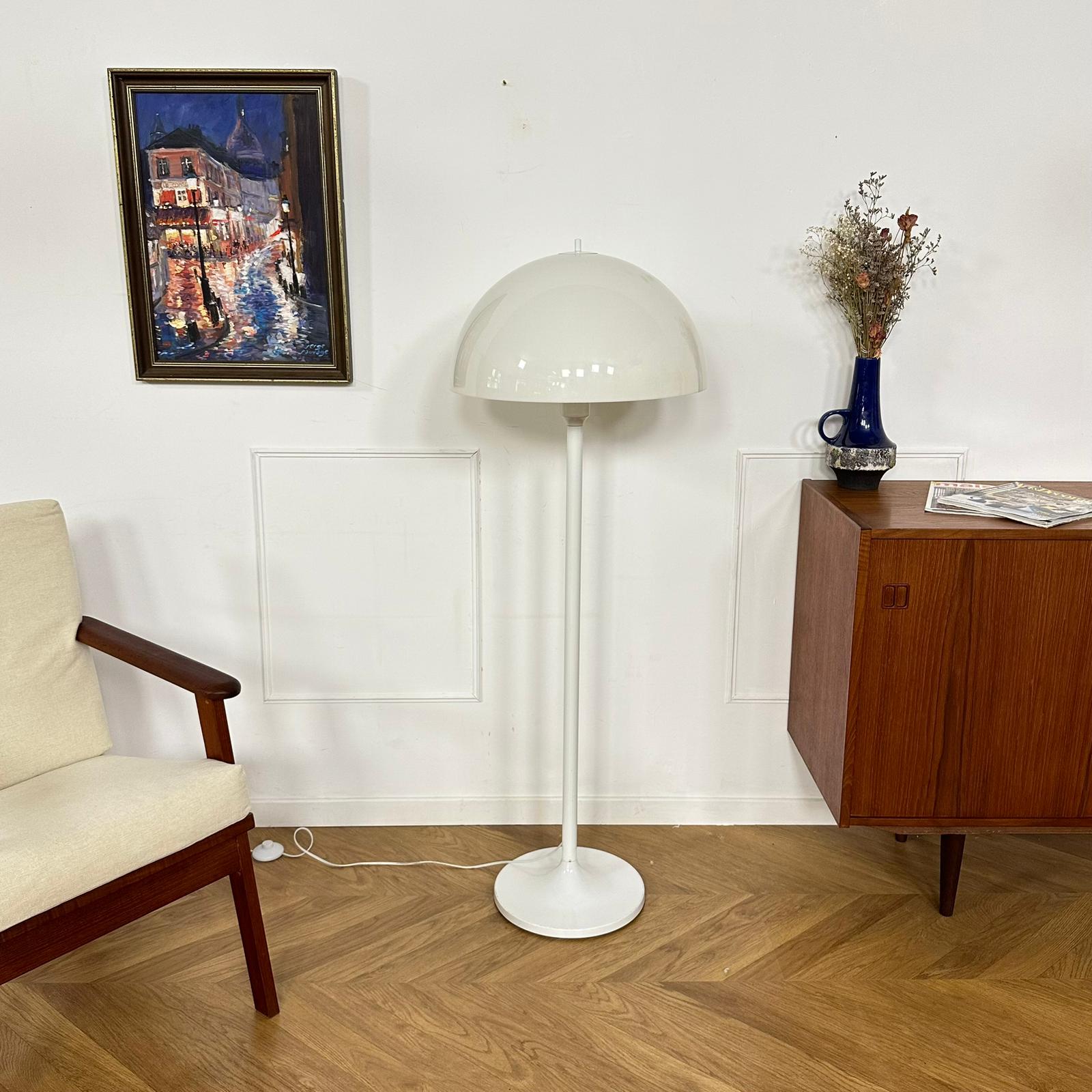 Lampe vintage blanche pied tulipe par Knud Christensen