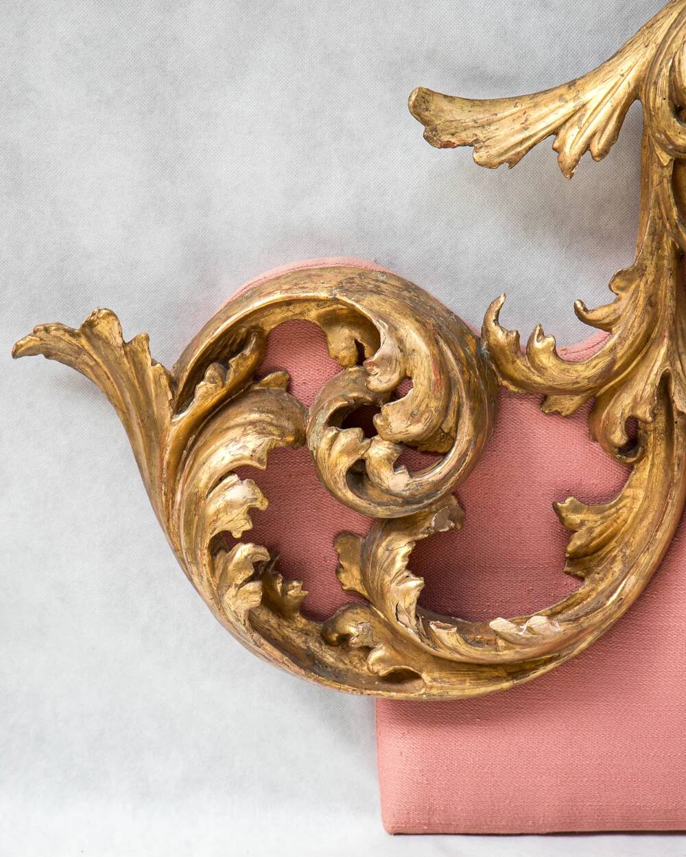 Italian rococo-style headboard in carved gilded wood, 19th century.