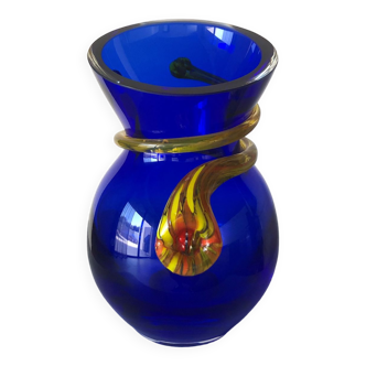 Vase bleu en verre de boheme