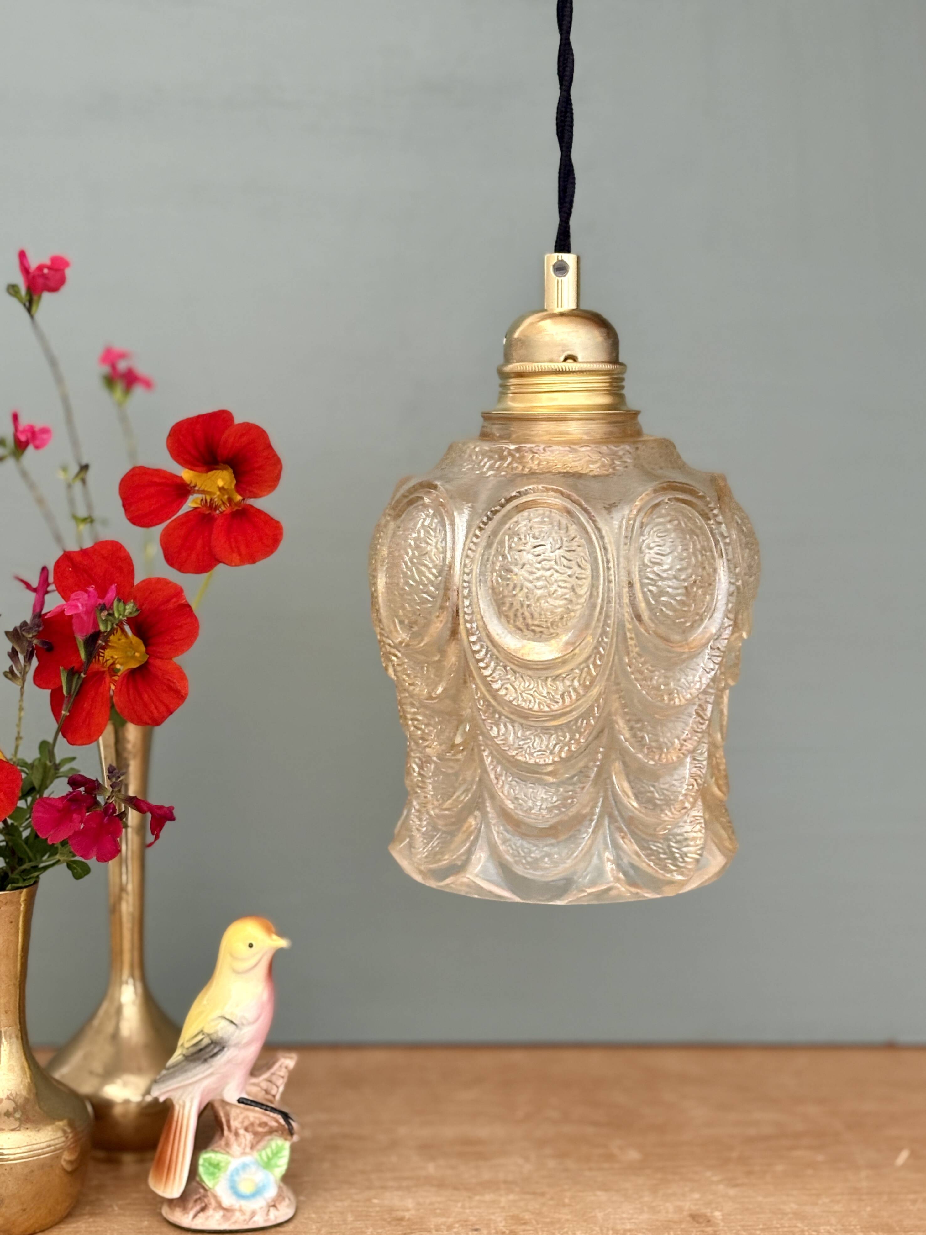 Suspension globe vintage en verre ambré