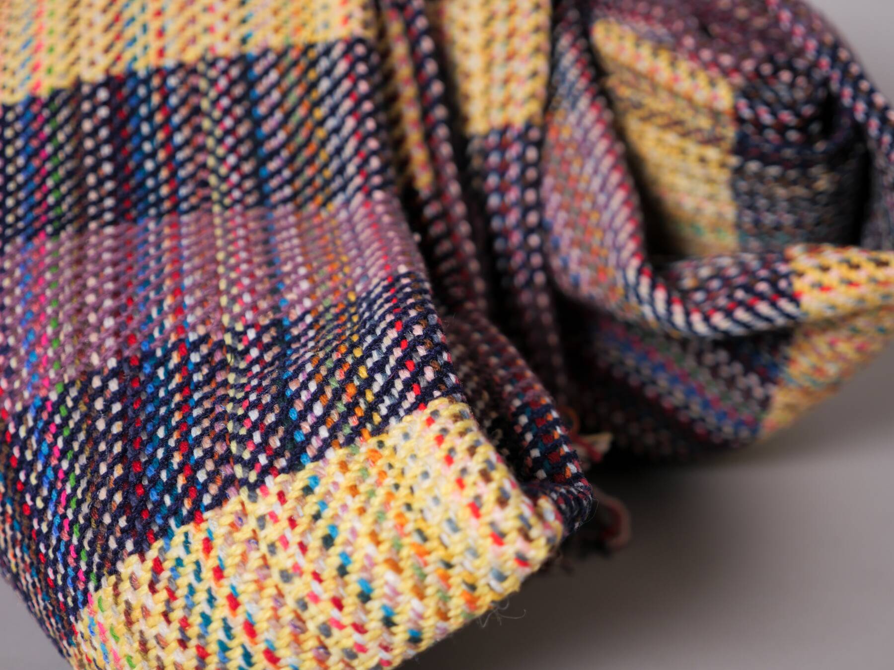 Couverture khadi, tissé main en laine recyclé par Storie