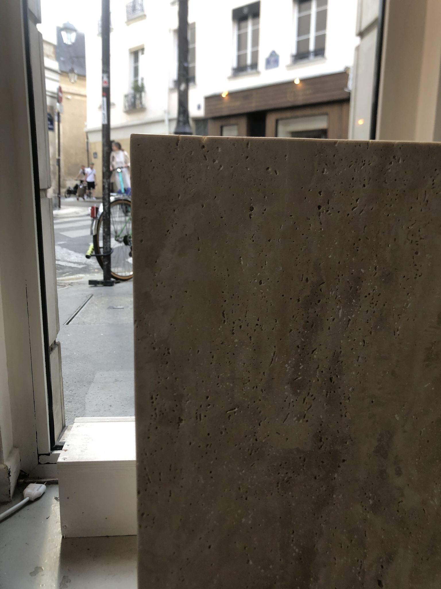 Stèle en travertin