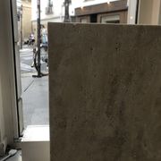 Stèle en travertin