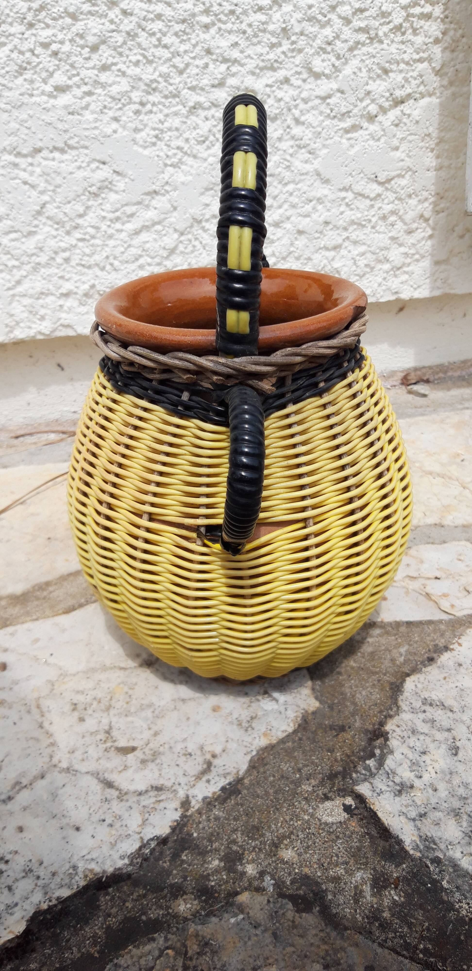 Sandstone and scoubidou potiche