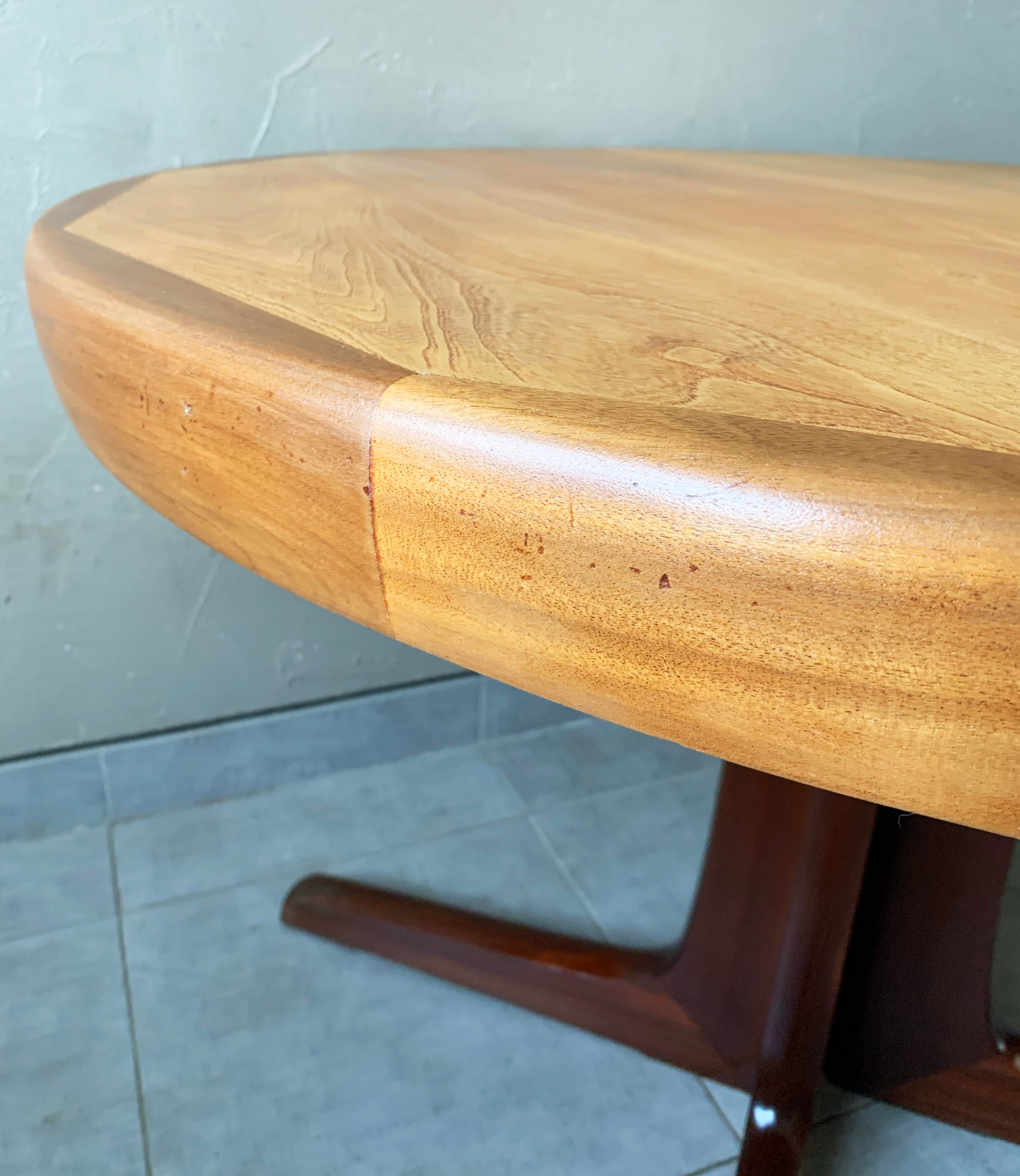 Vintage round Scandinavian table with extendable star center leg
