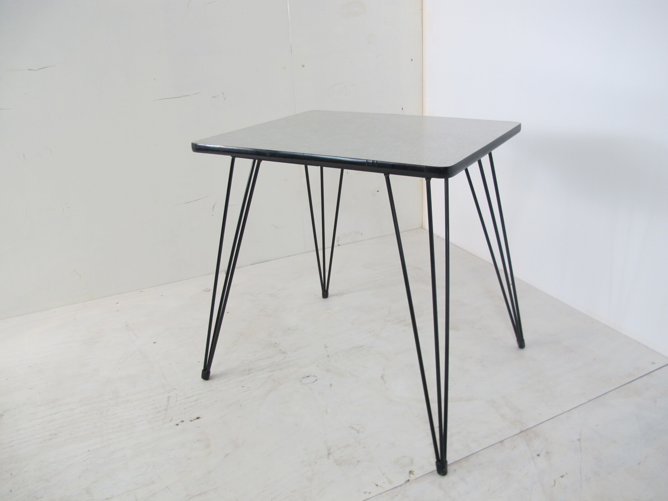 Table d'appoint moderniste en formica de Negema, années 1950