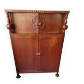 Placard ancien en chêne sculpté marron, fin XIXe, panneaux décoratifs et montants tournés