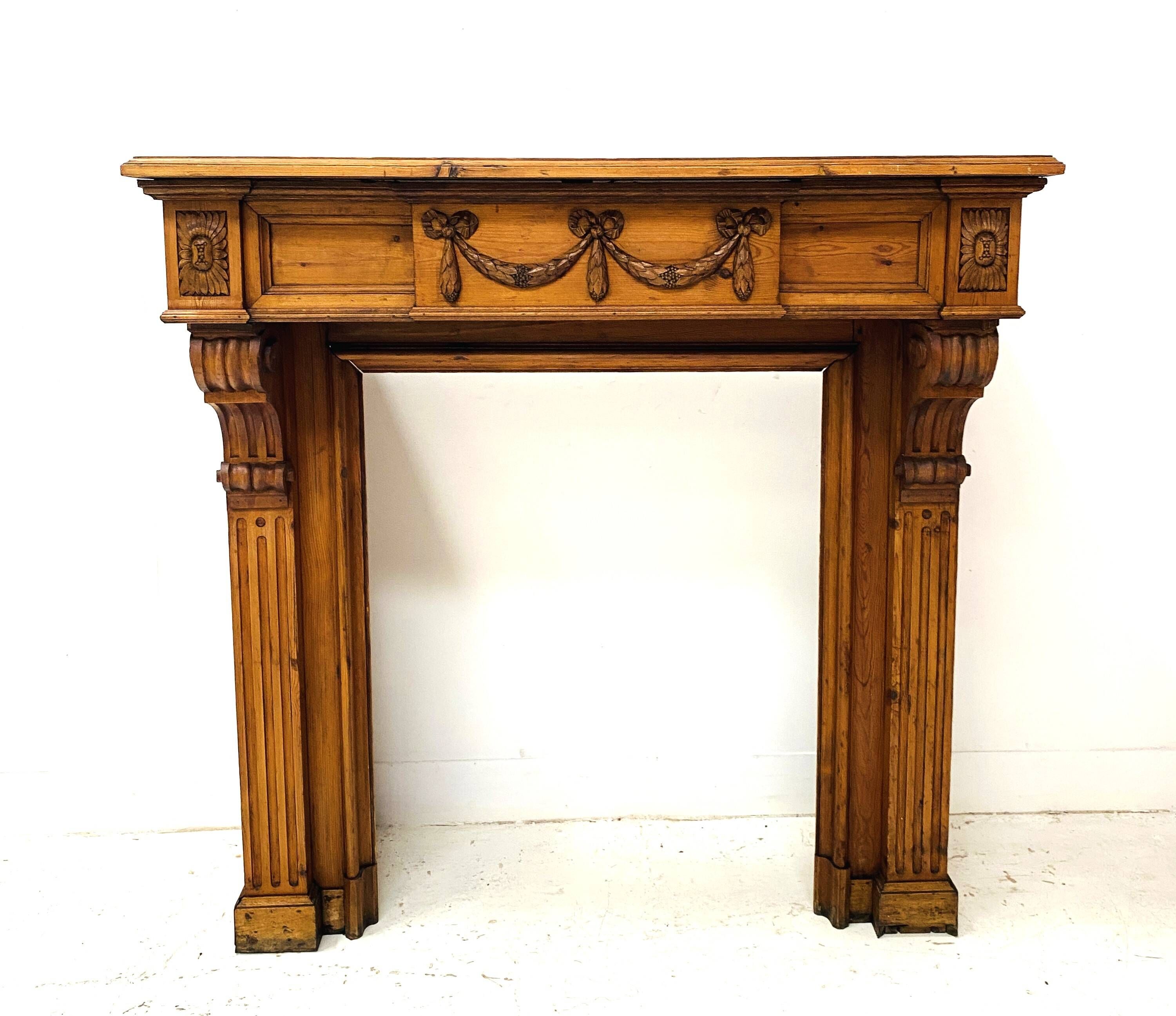Louis XVI style fireplace in solid fir, 19th century.