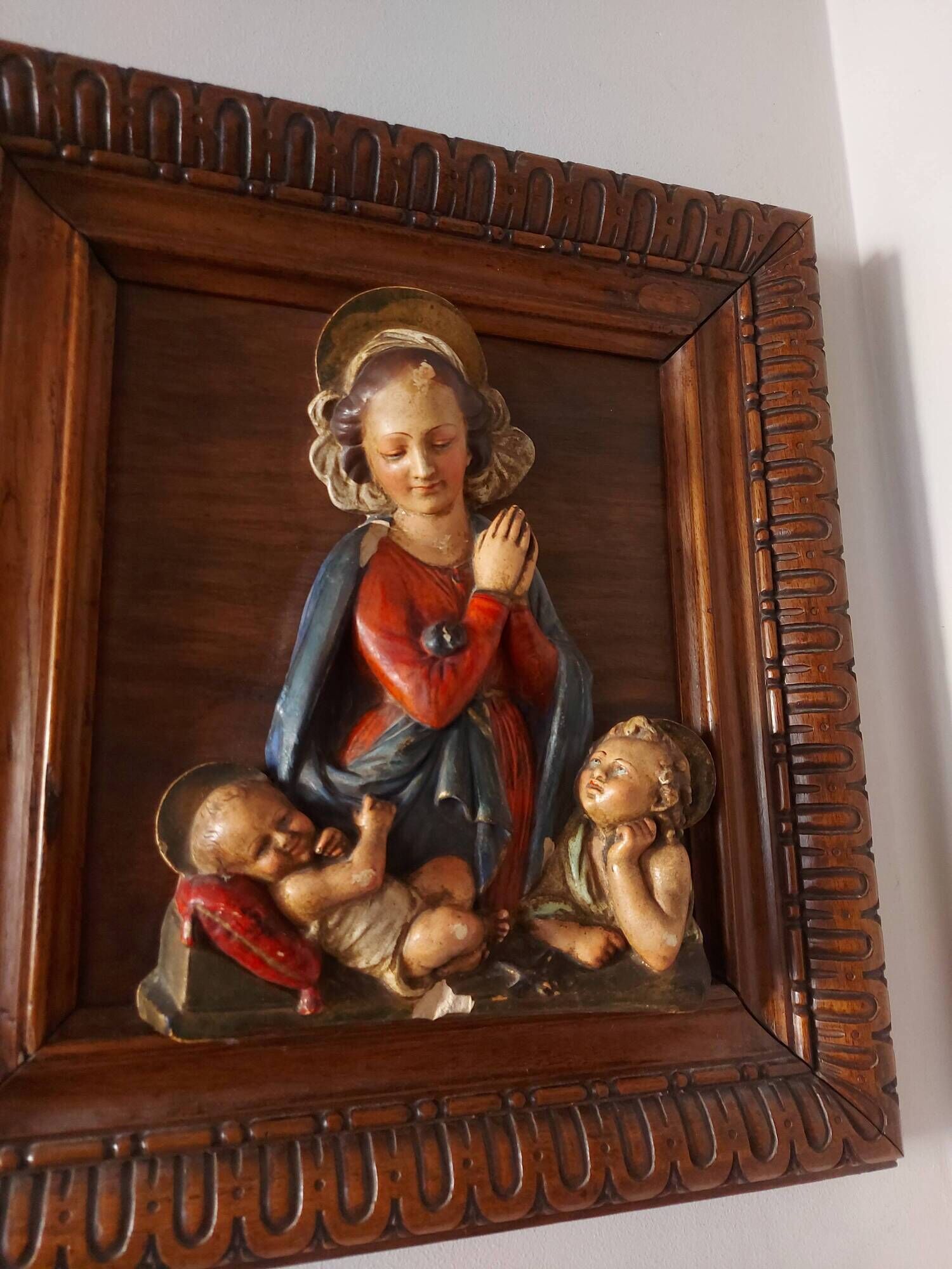 Painting, low relief in polychrome plaster, virgin mary, child jesus on wooden frame