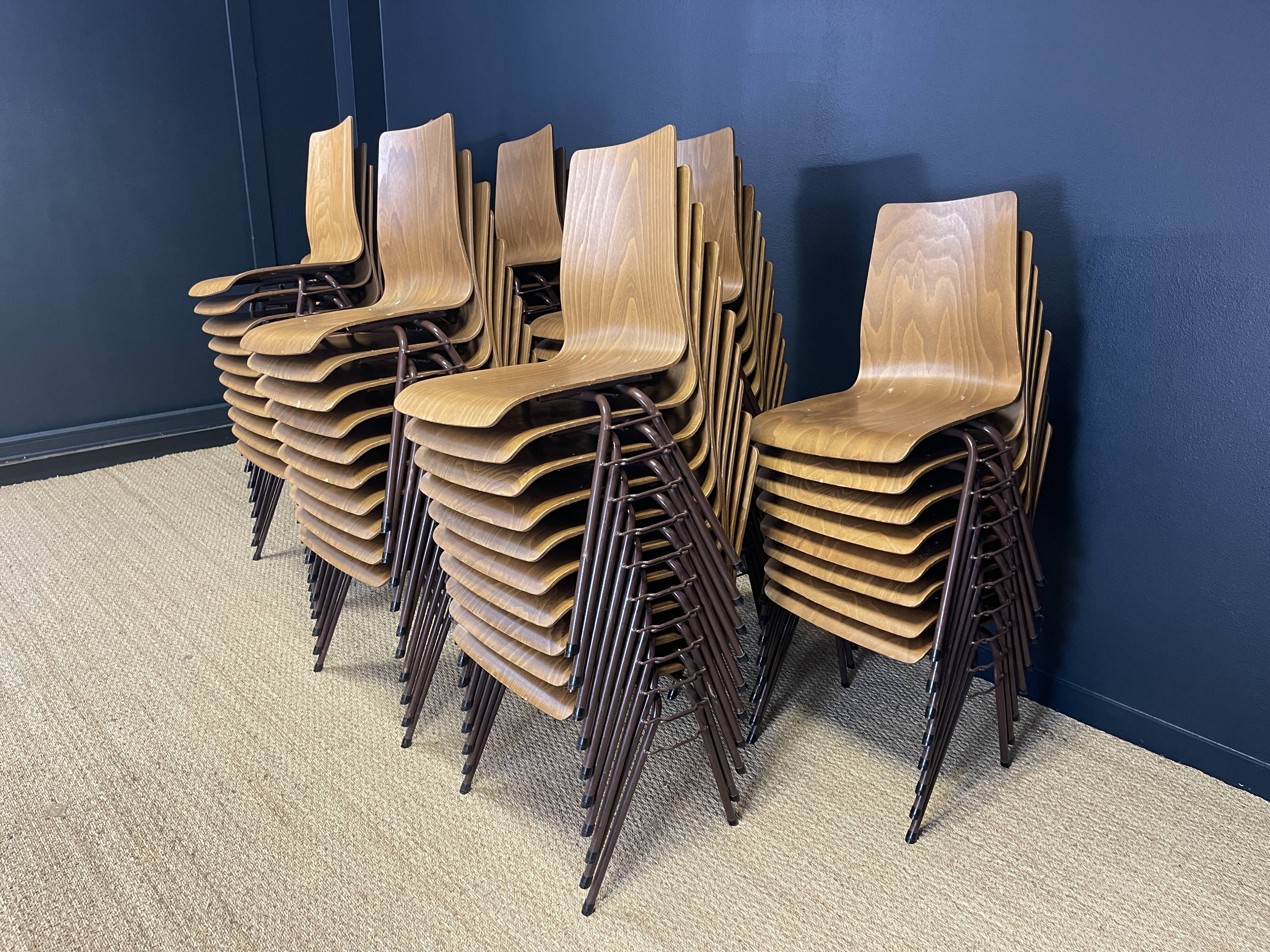 Lot de 68 chaises design droit en bois et piètement en acier marron années 70 Pays-Bas