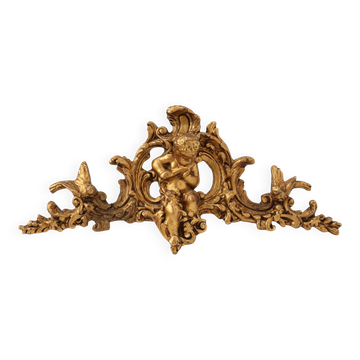 Ornement en bois doré de Louis XV avec putto central et volutes en C, XVIIIe siècle