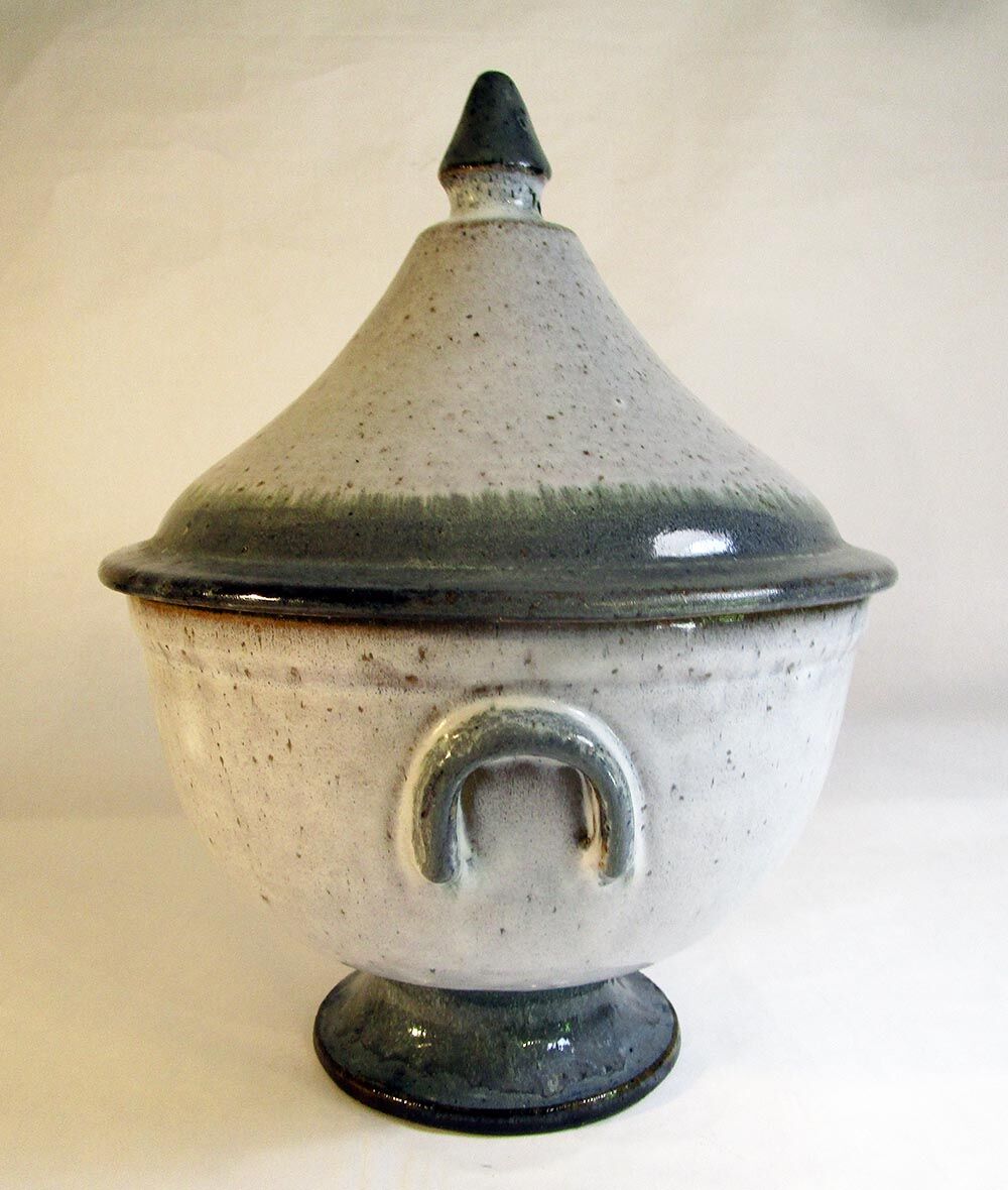 Two-tone sandstone soup bowl