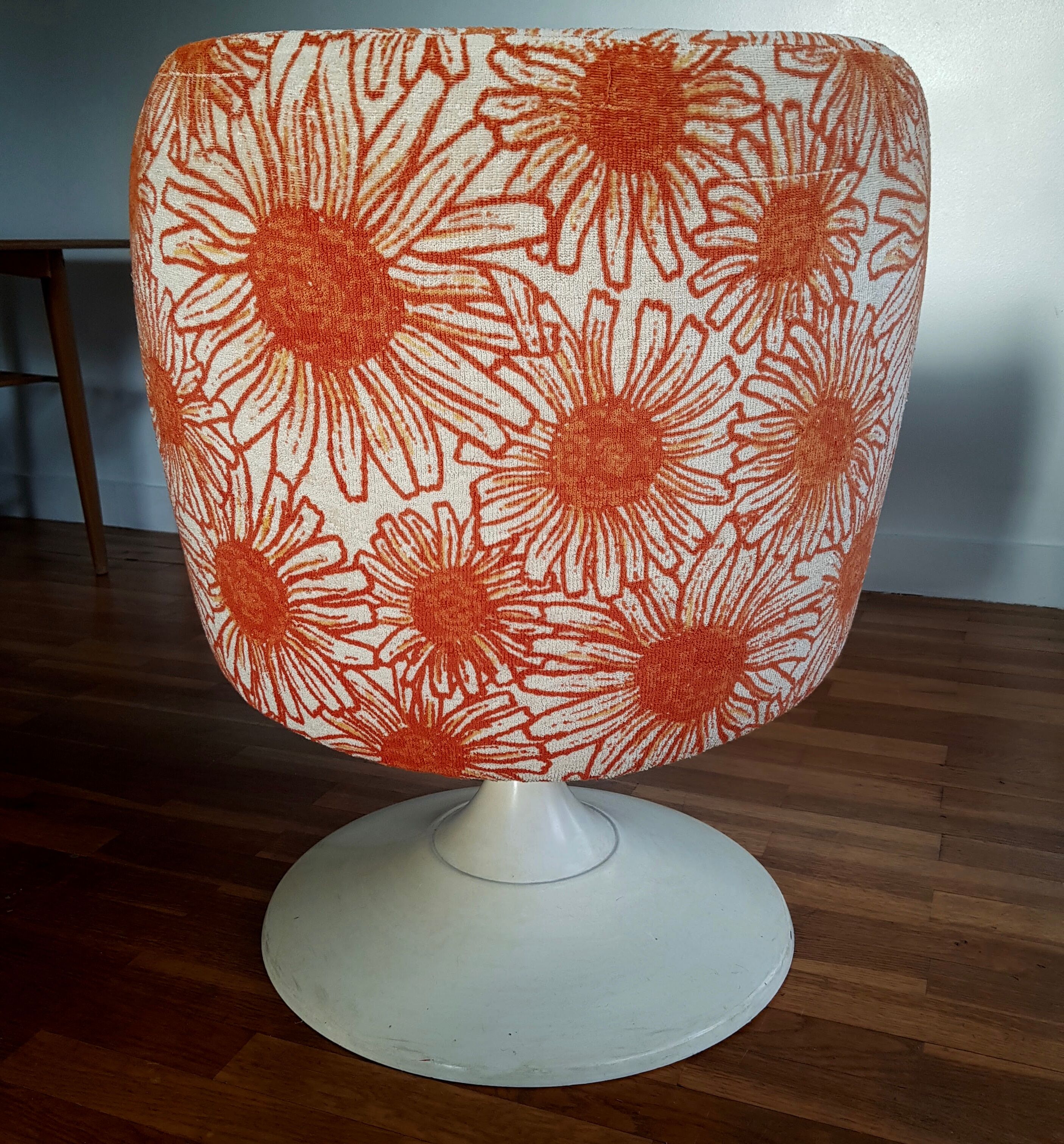 Chaise orange pivotante années 60/70