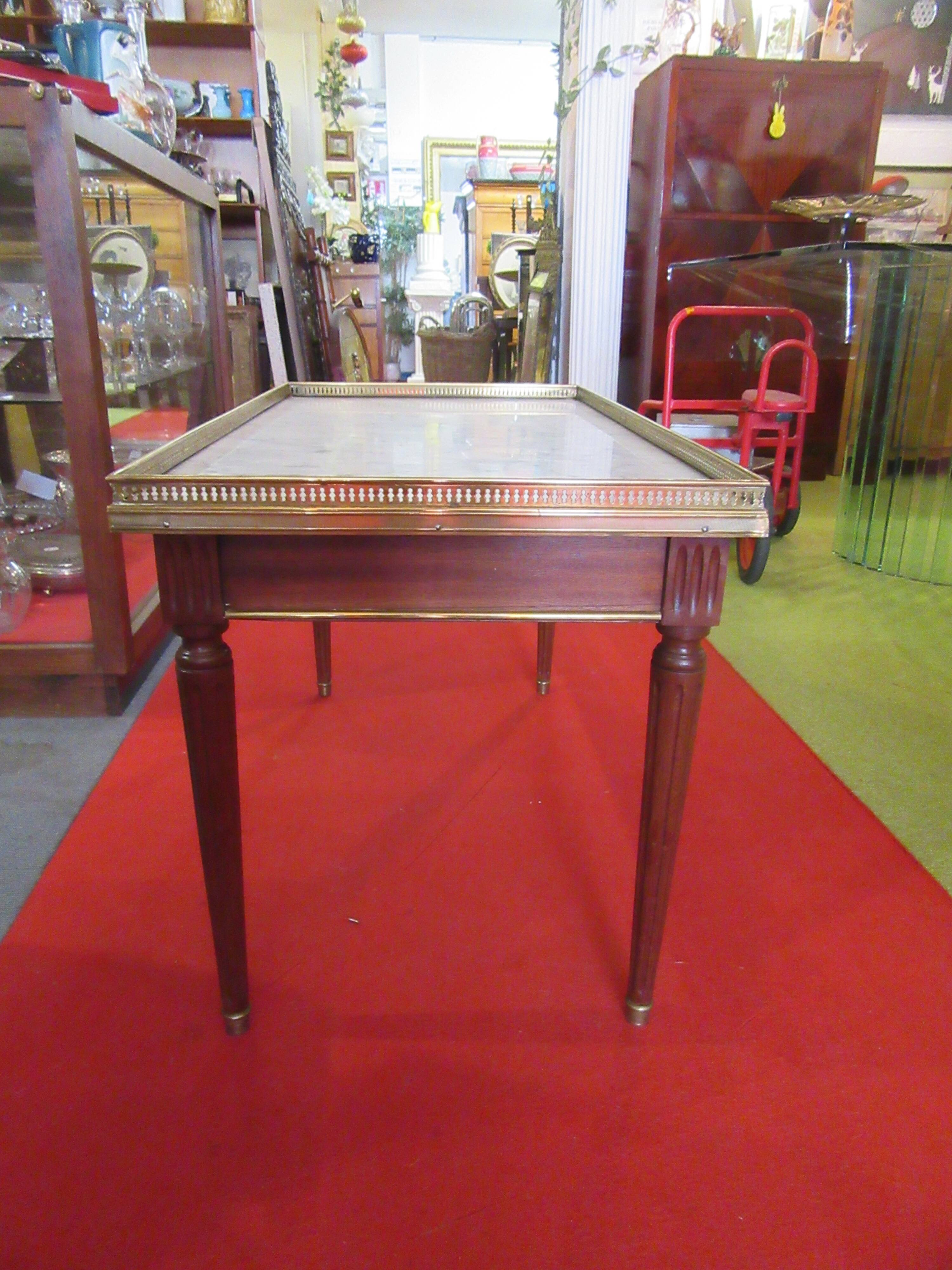 Table basse style louis XVI en acajou et laiton